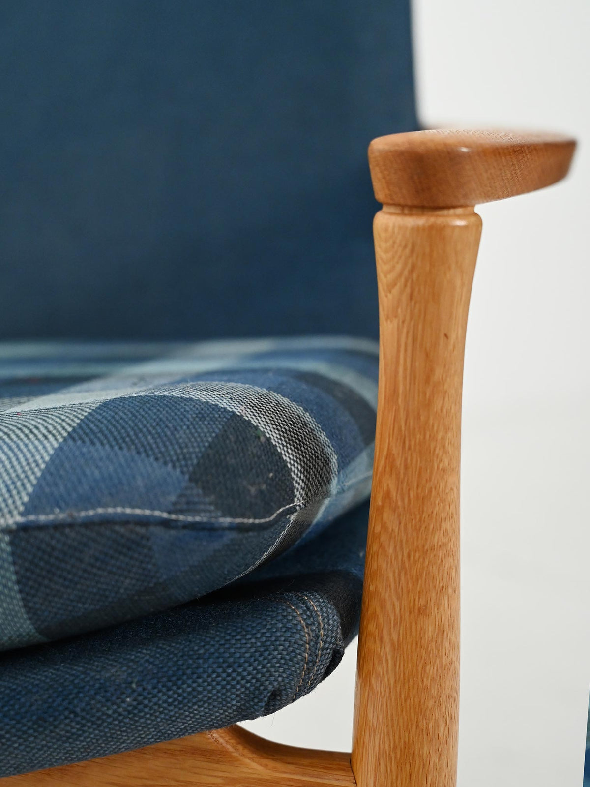Poltrona scandinava in rovere e lana blu 7