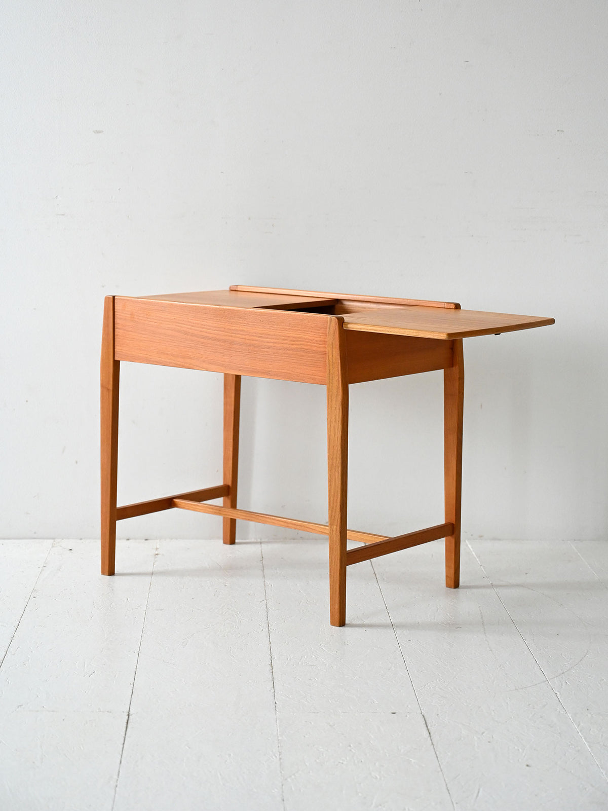 Coffee table scandinavo vintage in olmo con vano contenitore 2