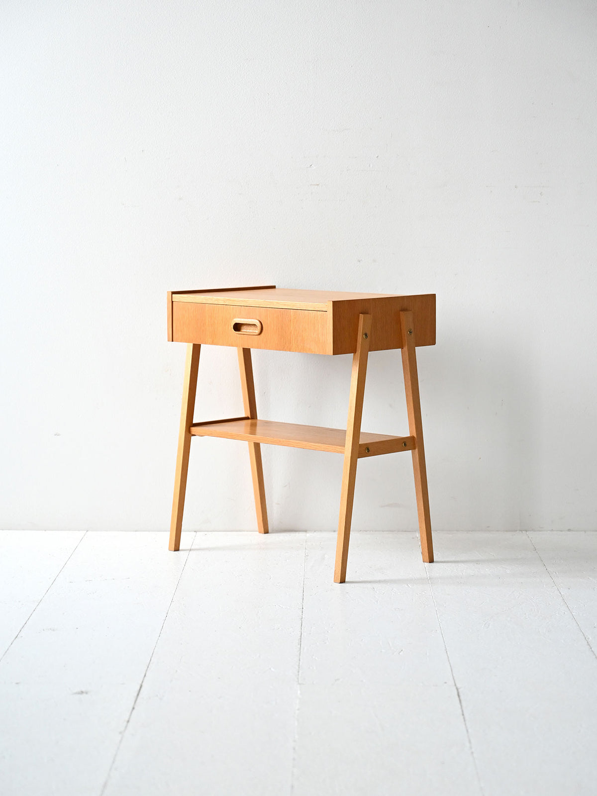 Comodino scandinavo in teak dal design geometrico 3
