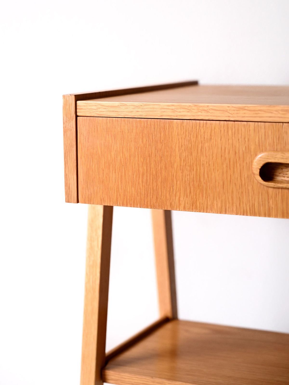 Comodino scandinavo in teak dal design geometrico 5