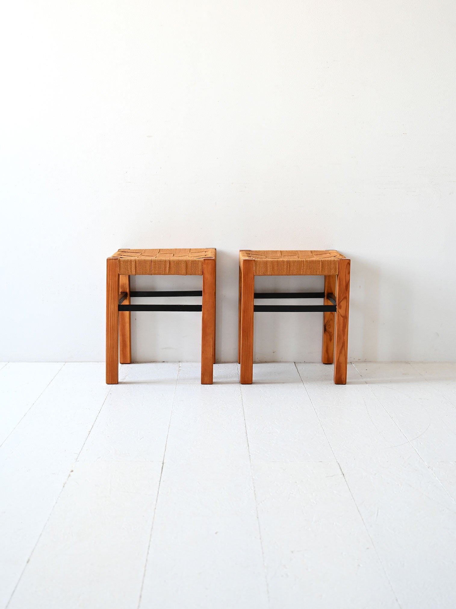 Coppia di sgabelli scandinavi vintage con seduta intrecciata 2