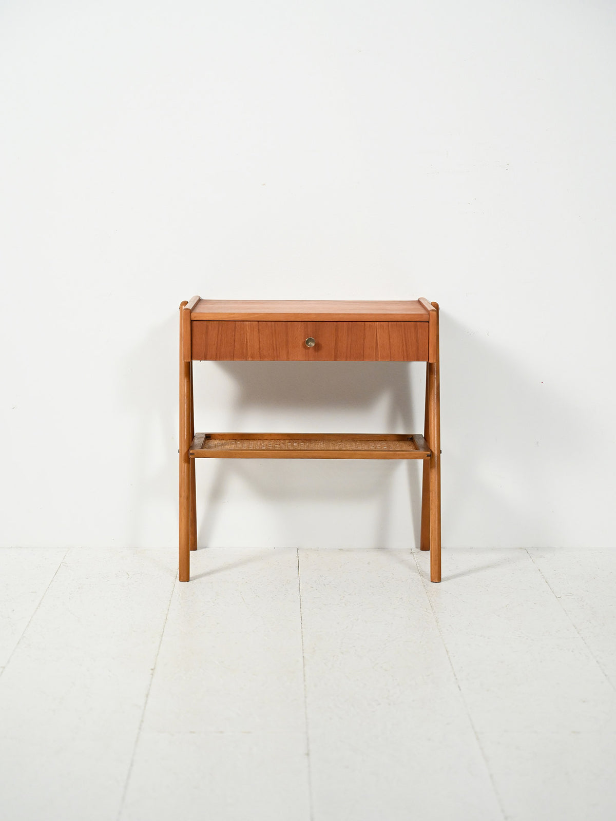 Comodino scandinavo anni 50 in teak con paglia di Vienna 1