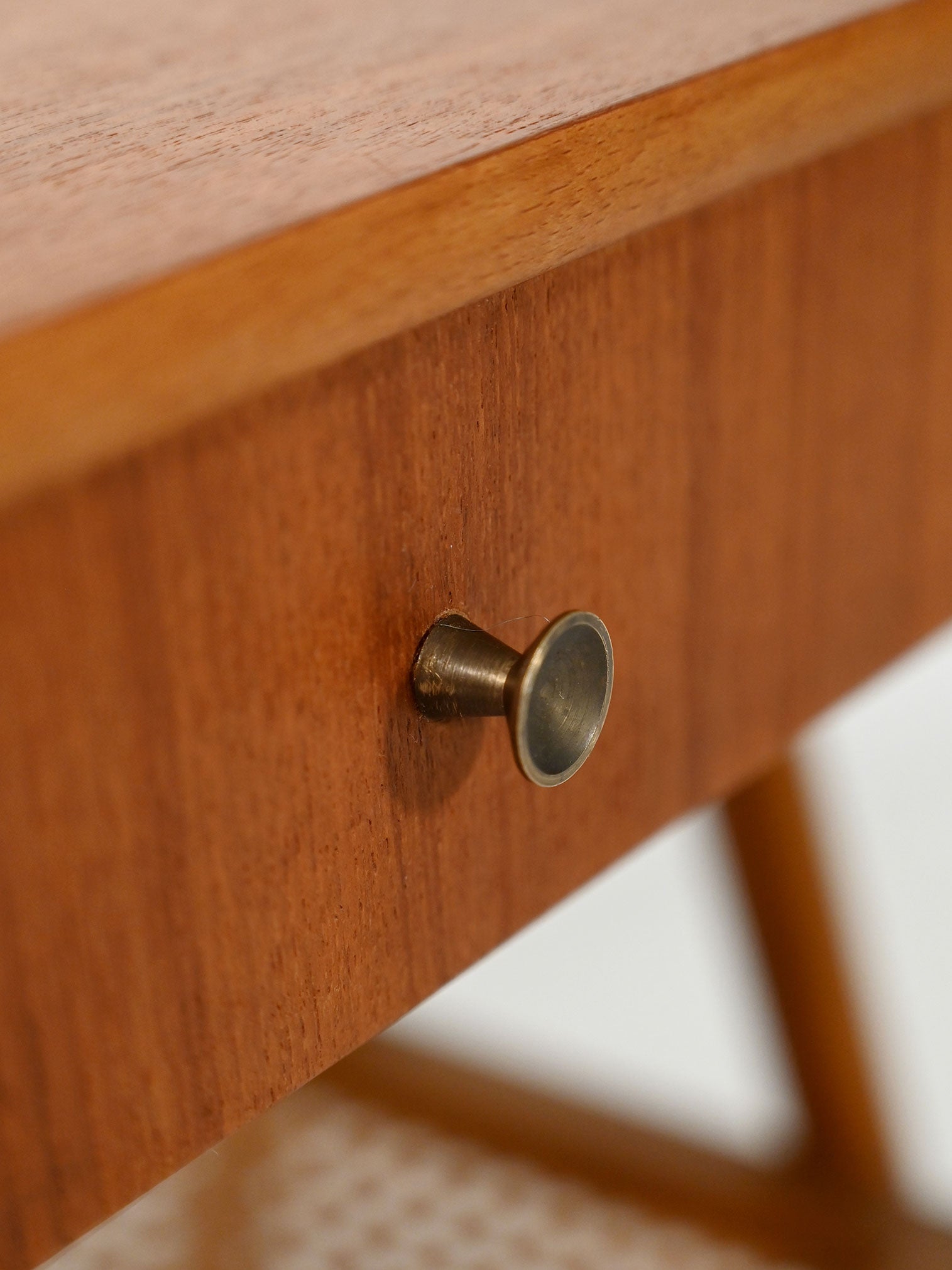 Comodino scandinavo anni 50 in teak con paglia di Vienna
