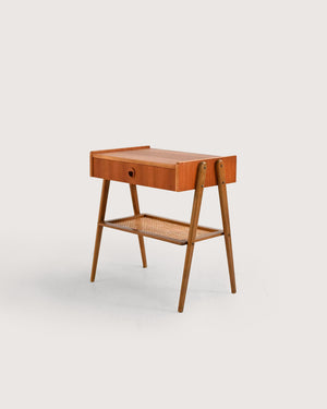 Comodino scandinavo in teak con ripiano in rattan, anni ’50