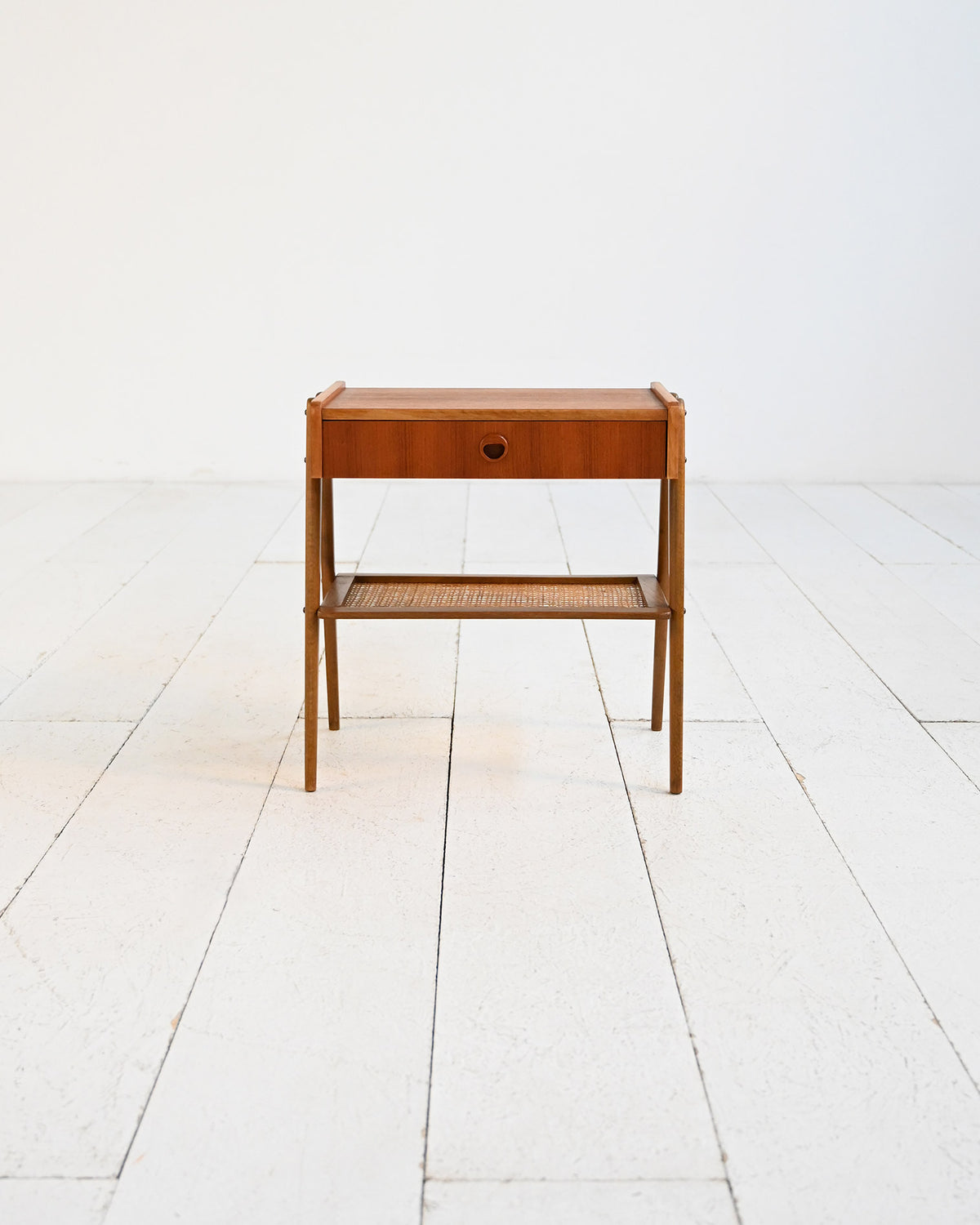 Comodino scandinavo in teak con ripiano in rattan, anni ’50 3