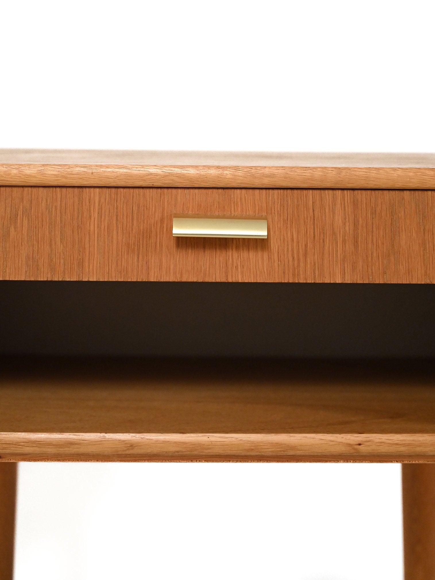 Comodino scandinavo vintage con maniglia in ottone 5