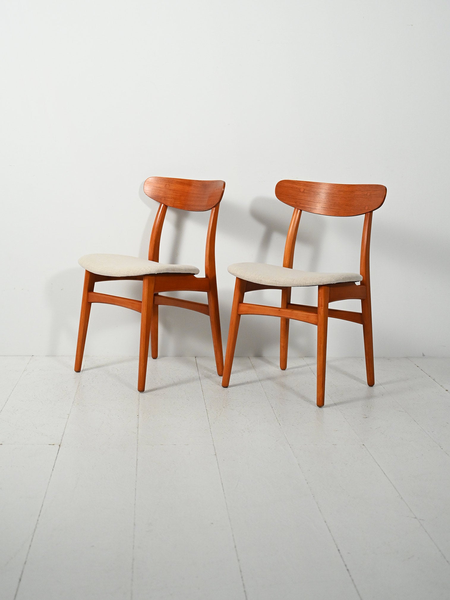 Coppia di sedie scandinave vintage con schienale a mezzaluna 1