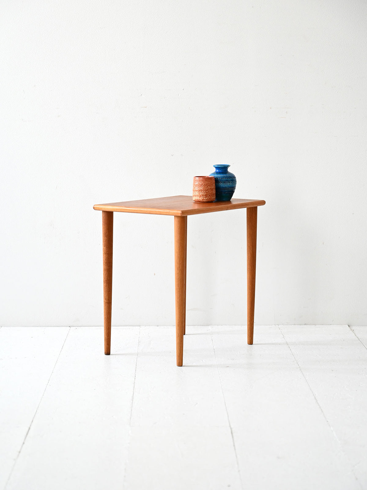 Piccolo coffee table scandinavo anni ’50 con gambe tornite