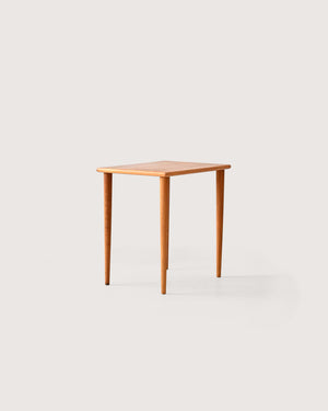 Piccolo coffee table scandinavo anni ’50 con gambe tornite