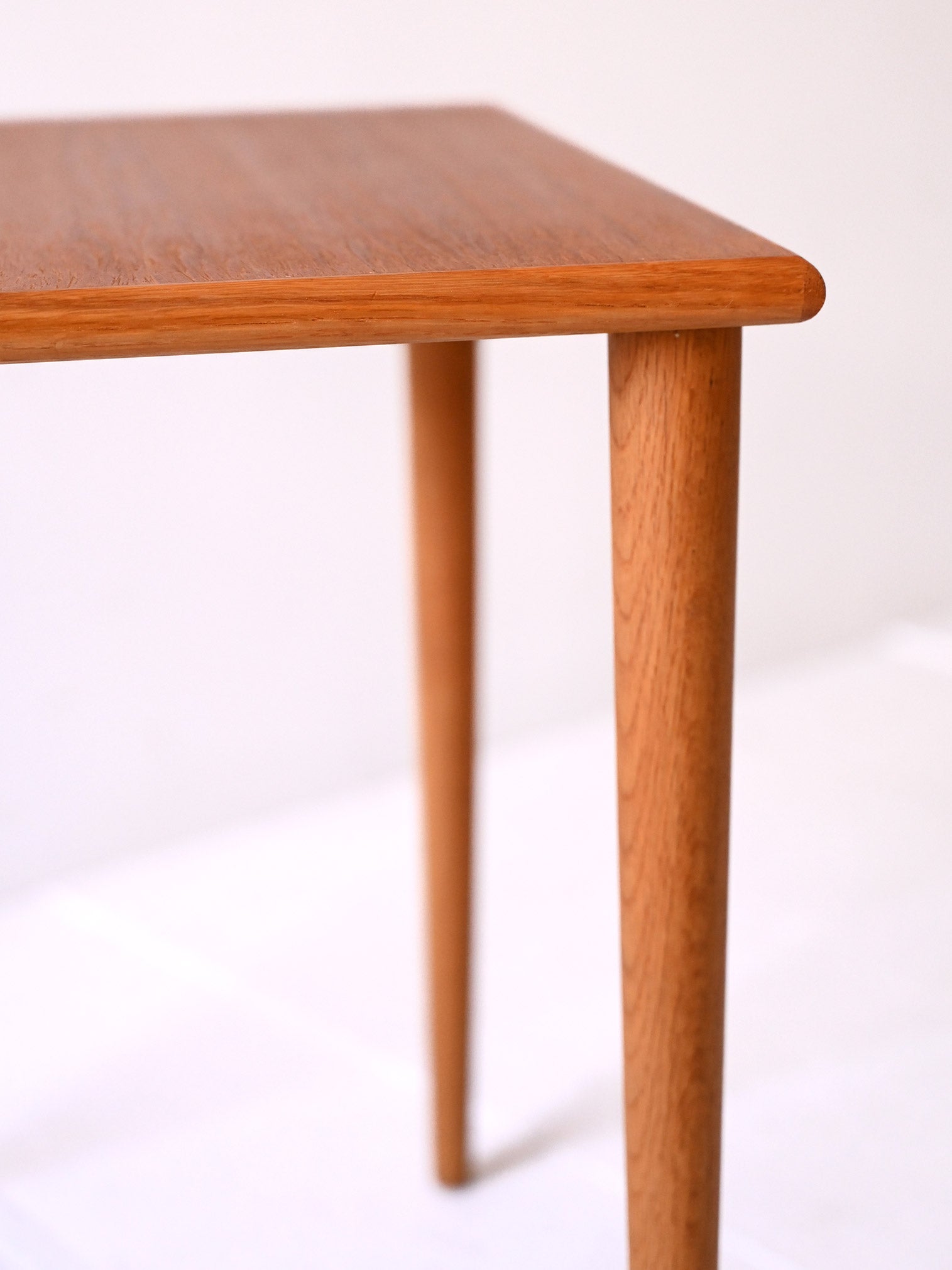 Piccolo coffee table scandinavo anni ’50 con gambe tornite