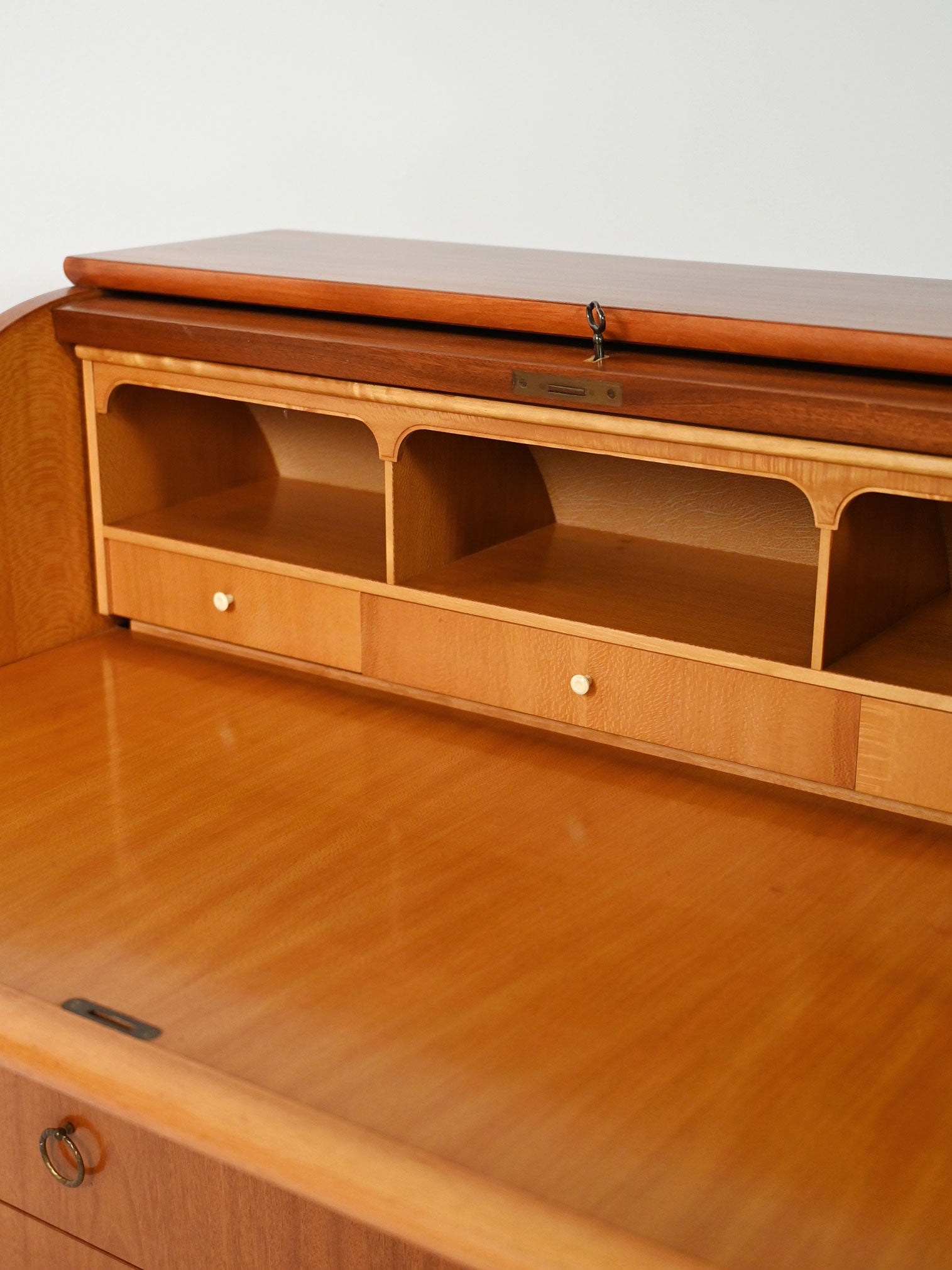 Secrétaire con gambe tornite decorate, anni ’50 5