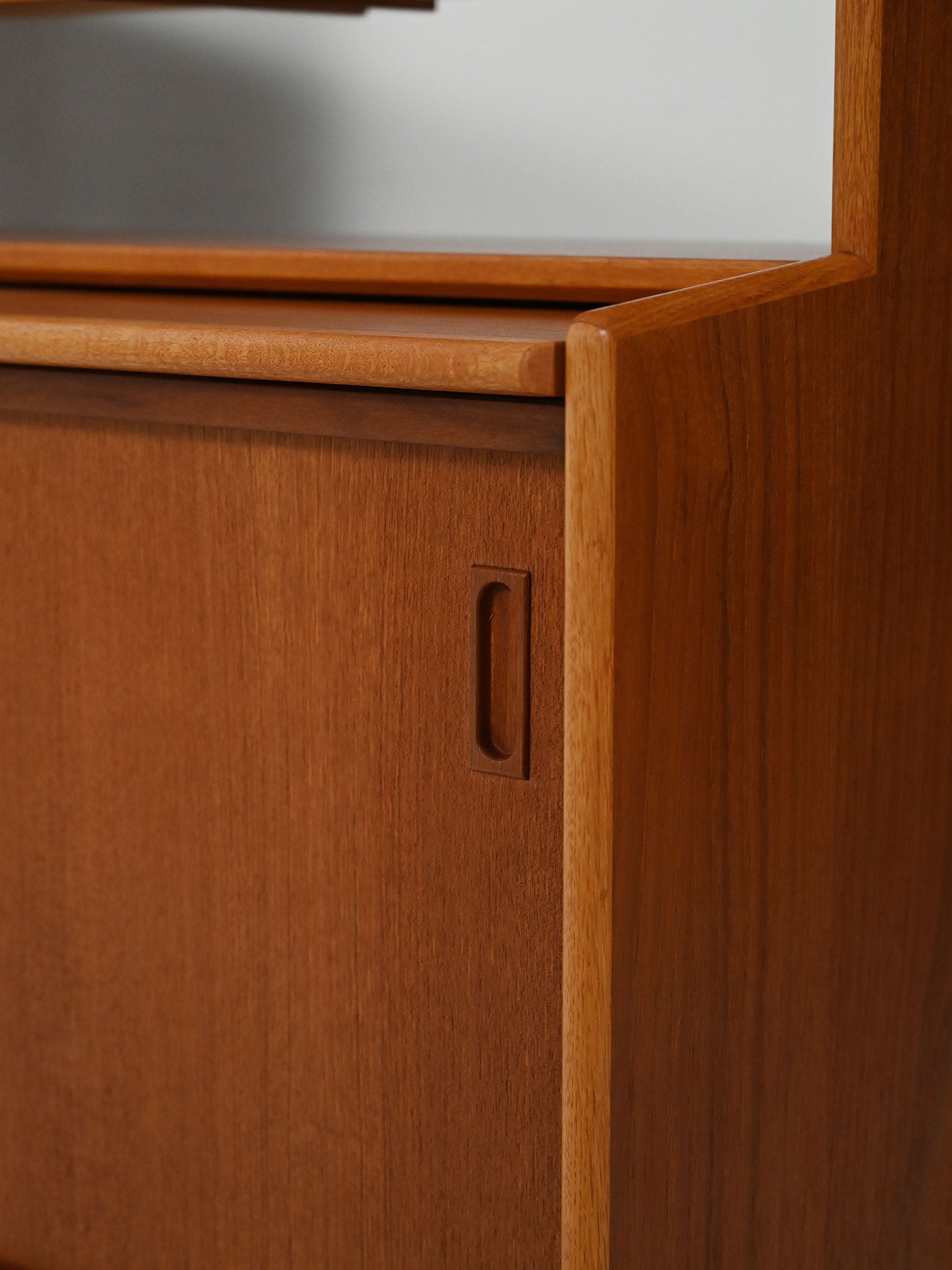 Libreria scandinava in teak con cassetti sospesi