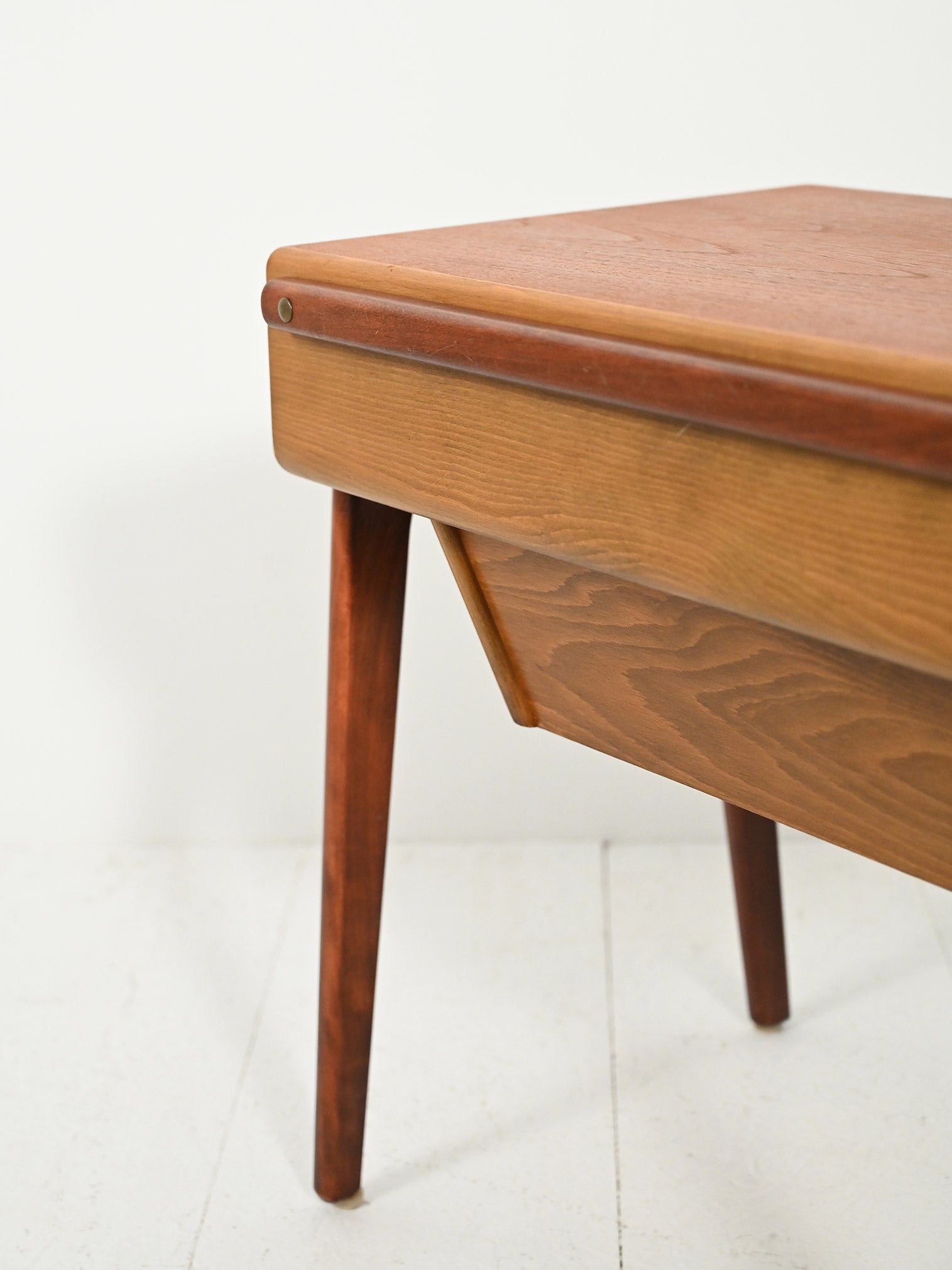 Tavolino portalana scandinavo in teak e rovere