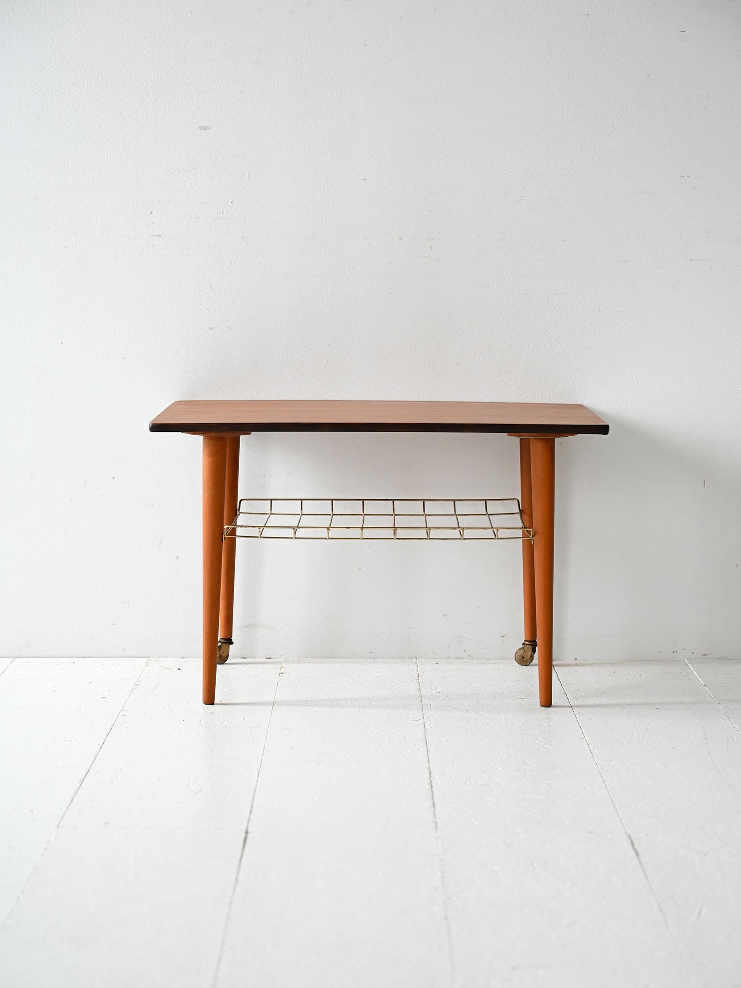 Coffee table scandinavo vintage in teak con mensola in ottone 1