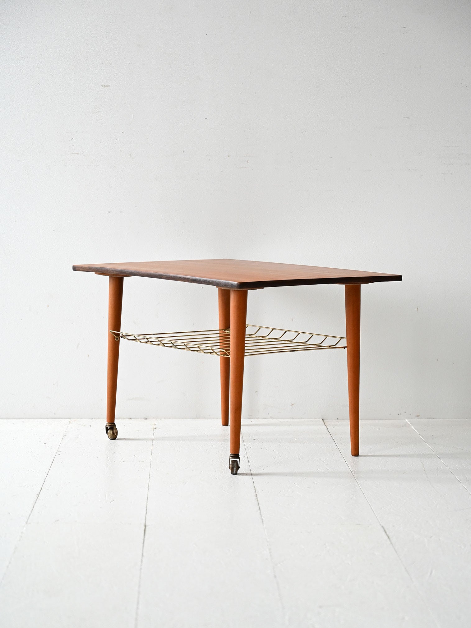 Coffee table scandinavo vintage in teak con mensola in ottone 3