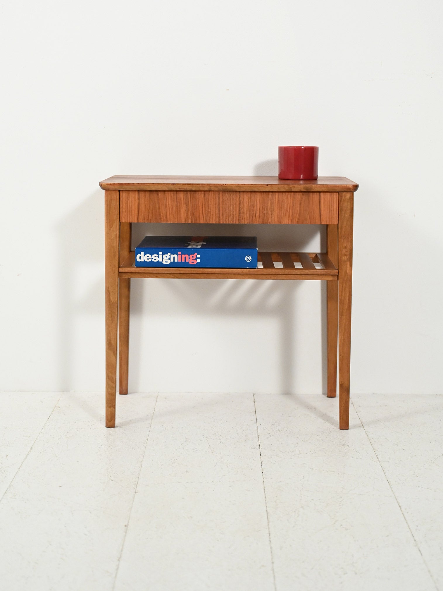 Comodino scandinavo con portariviste a listelli