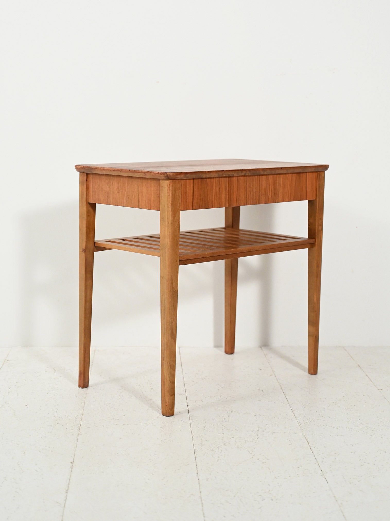 Comodino scandinavo con portariviste a listelli 2