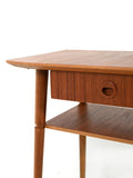 Comodino scandinavo in teak dalla silouhette allungata 4