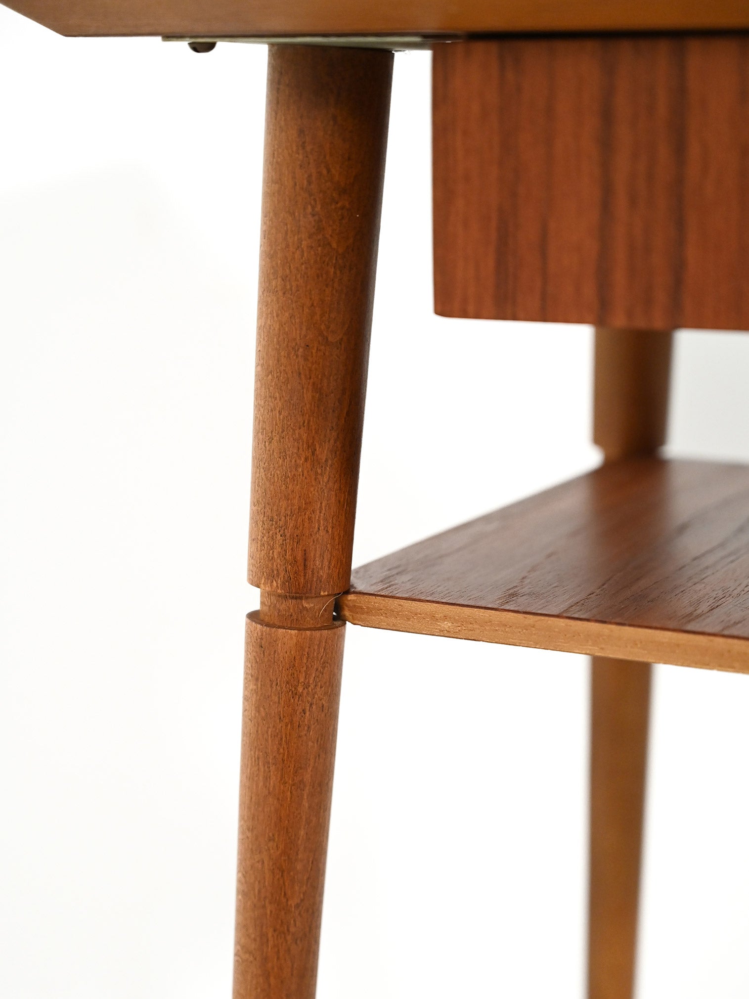 Comodino scandinavo in teak dalla silouhette allungata