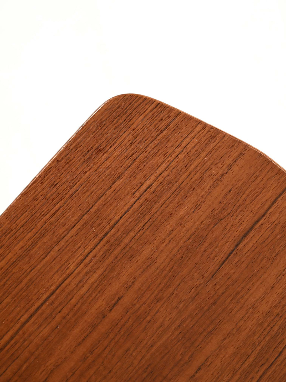 Comodino scandinavo in teak dalla silouhette allungata 7