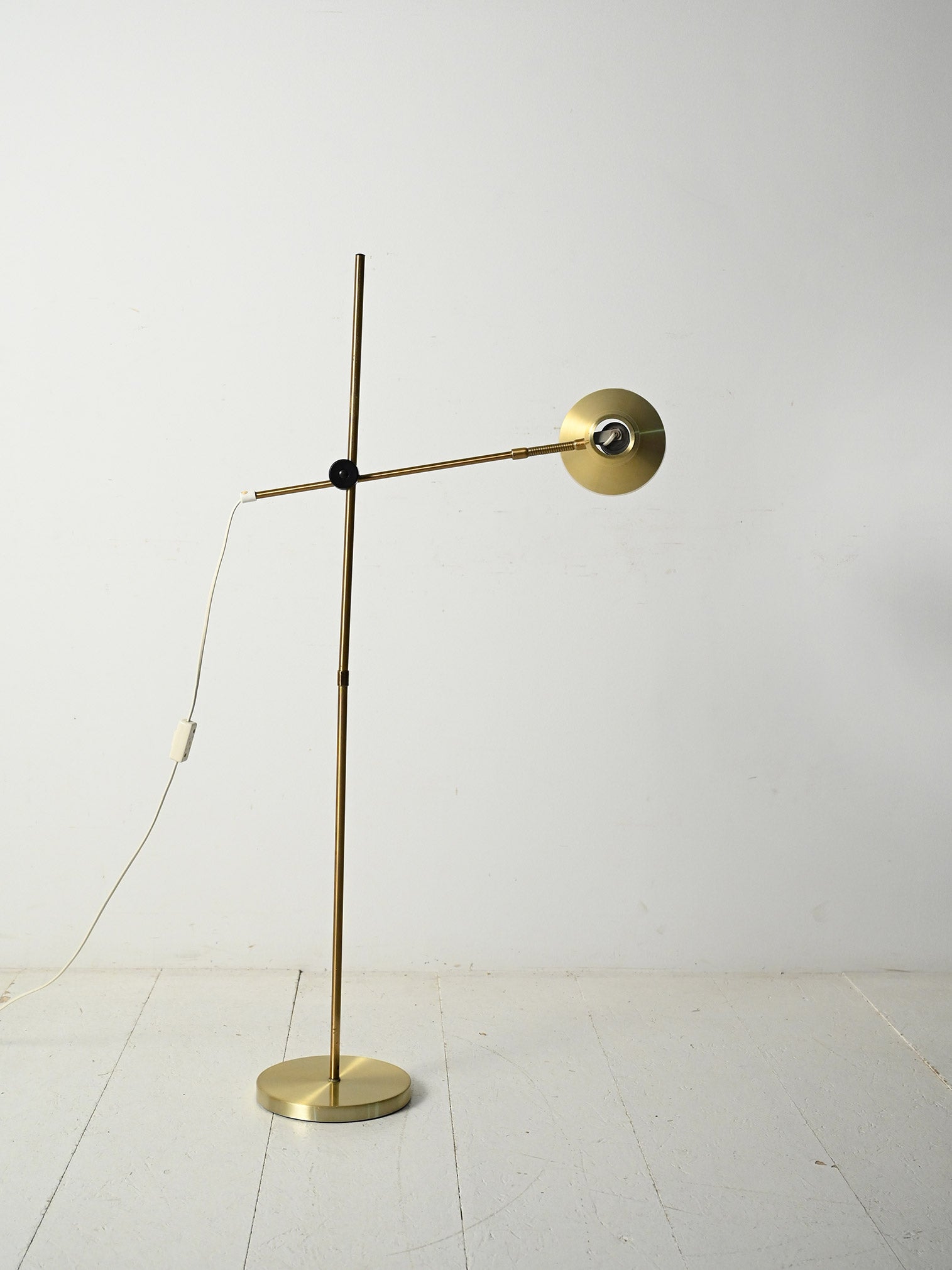 Lampada da terra scandinava in ottone con braccio regolabile 3
