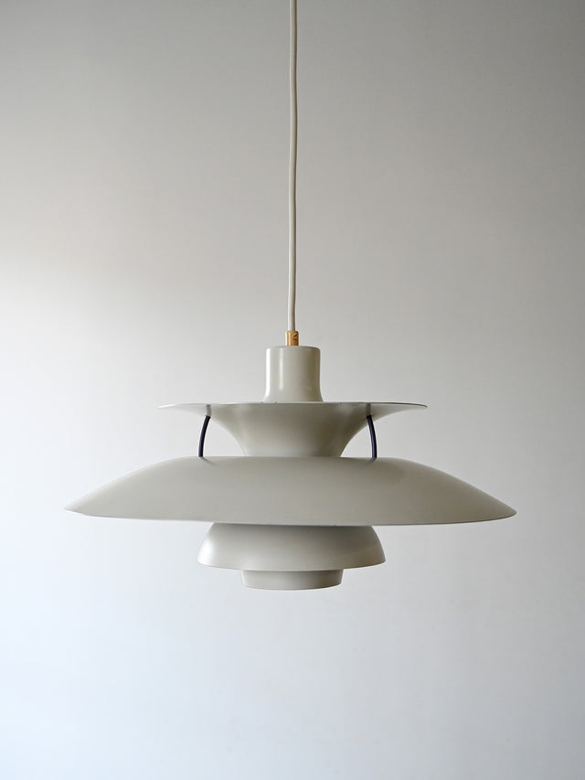 Lampada a sospensione “PH5” di Poul Henningsen per Louis Poulsen