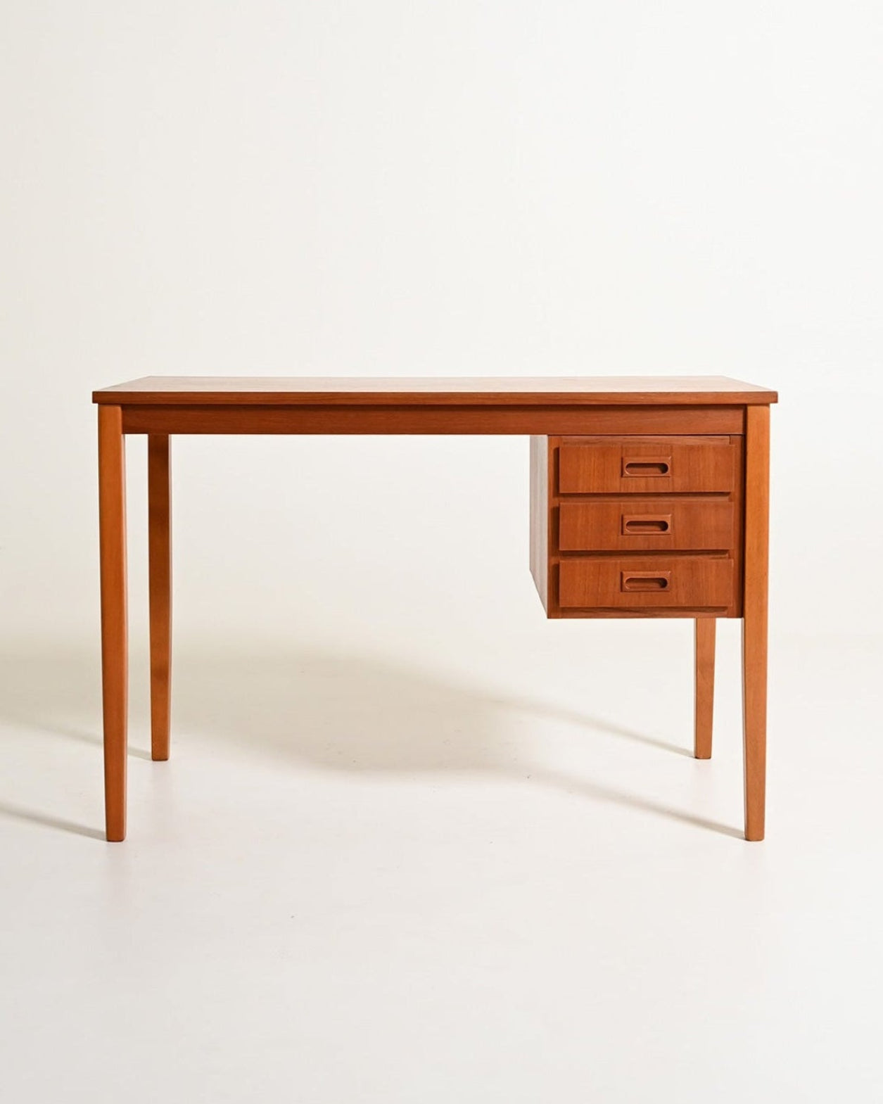 Scrivania scandinava in teak con cassetti mobili, anni '60