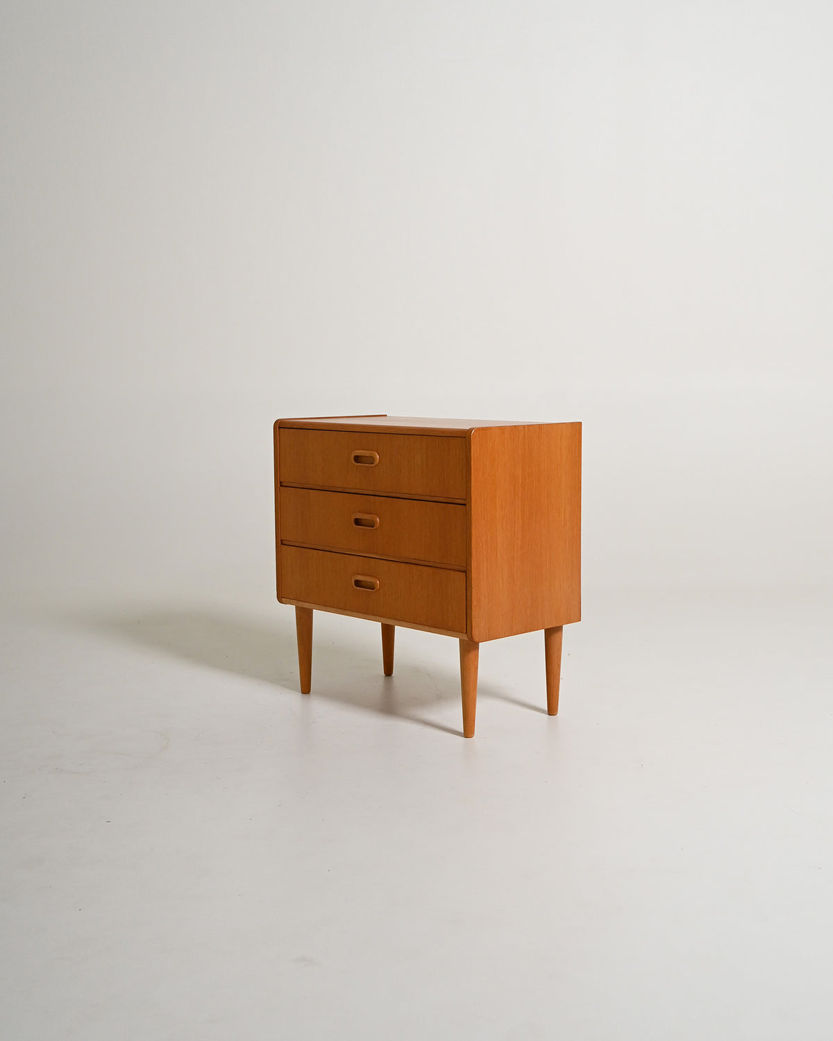 Comodino scandinavo con tre cassetti, anni '50/'60