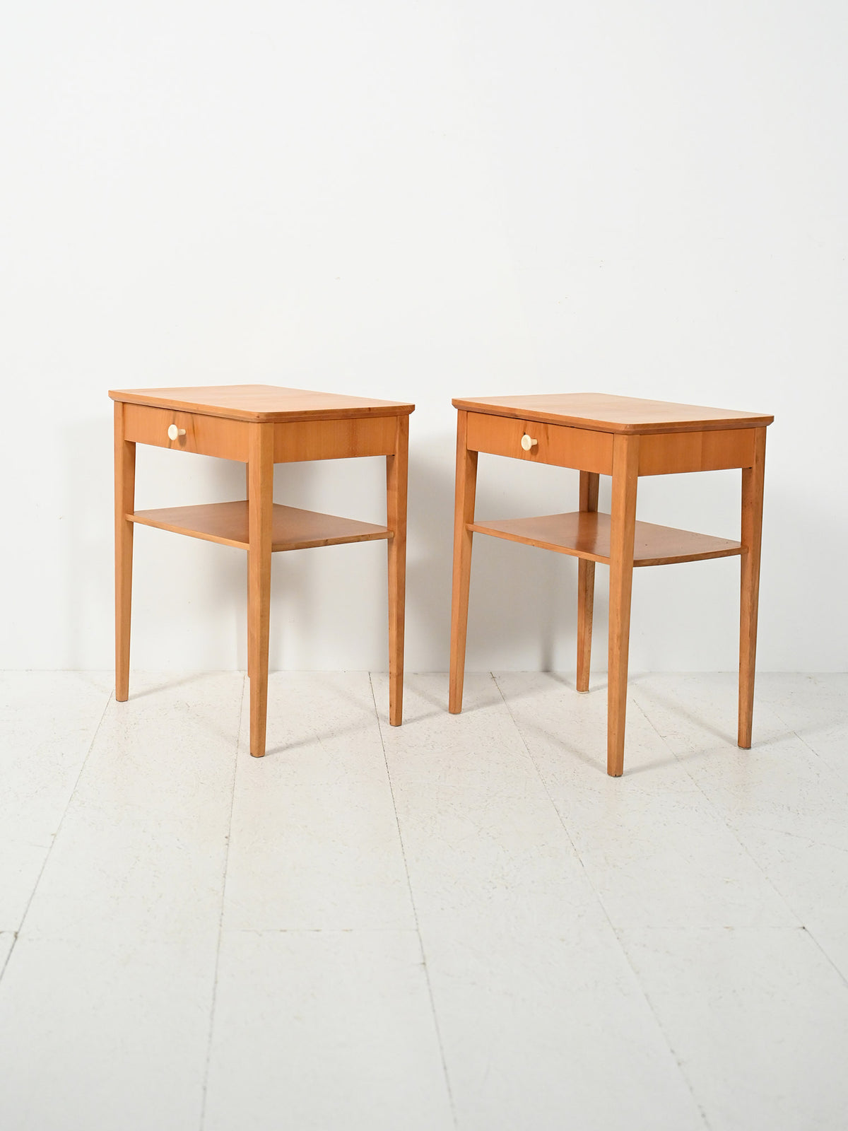 Coppia di comodini scandinavi in faggio 2