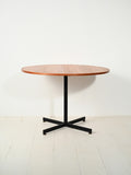 Tavolo rotondo scandinavo in teak con base in metallo 1