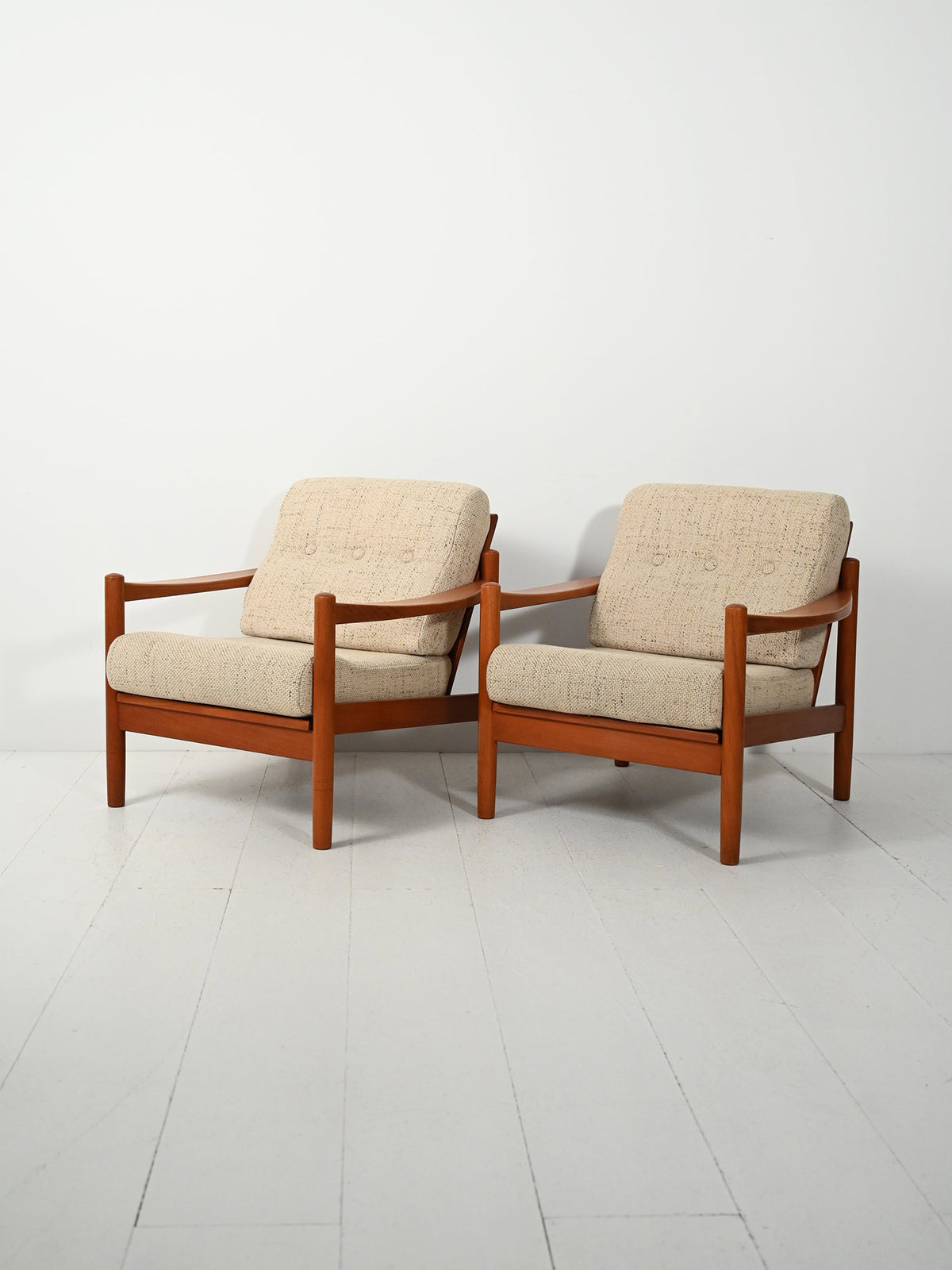 Coppia di poltrone danesi con cuscini beige anni 50 1