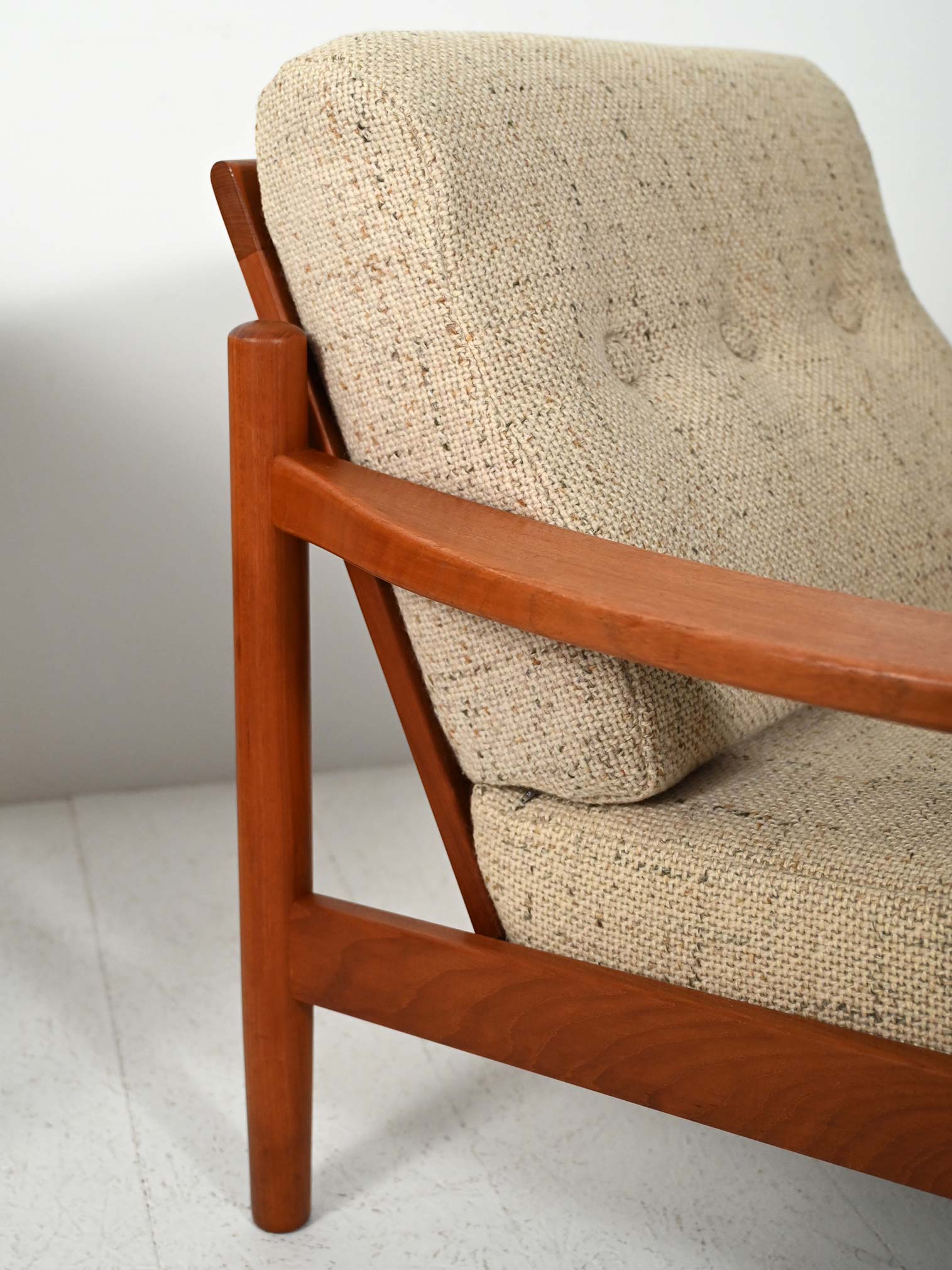 Coppia di poltrone danesi con cuscini beige anni 50 4
