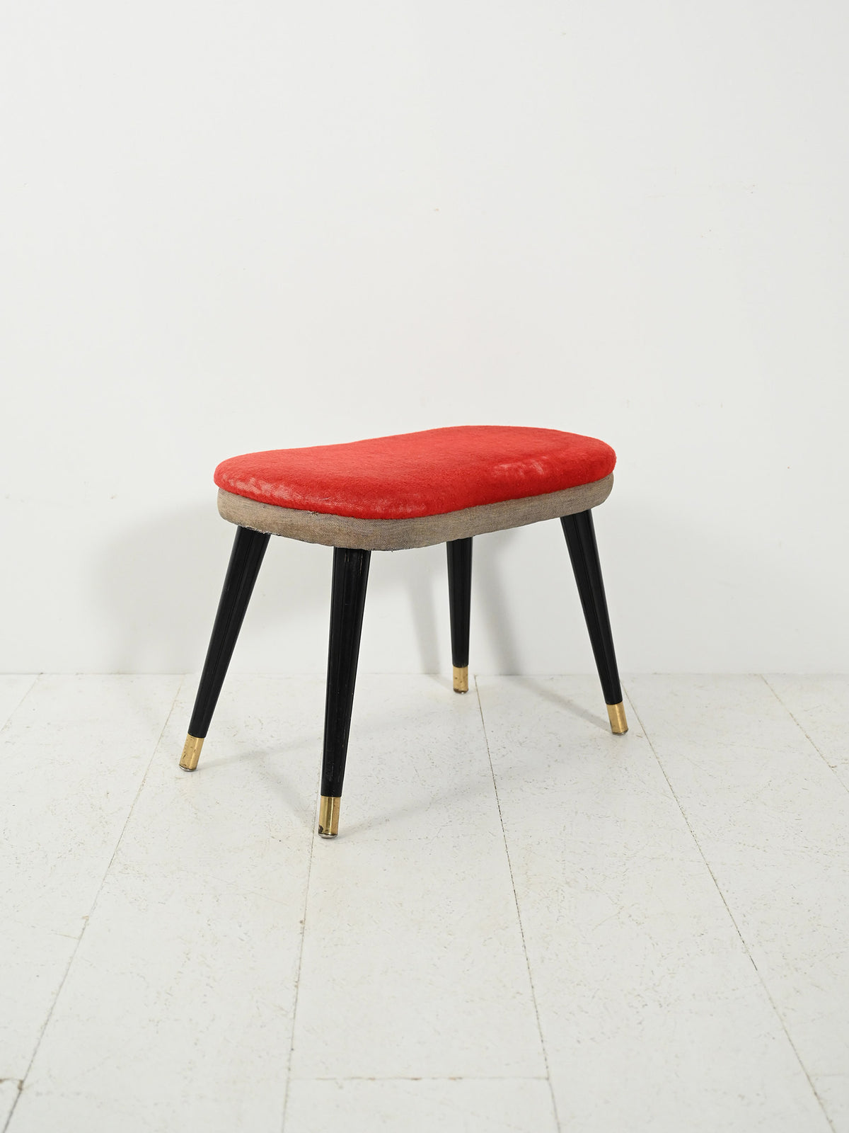 Sgabello scandinavo con velluto rosso e ottone, anni 50 1