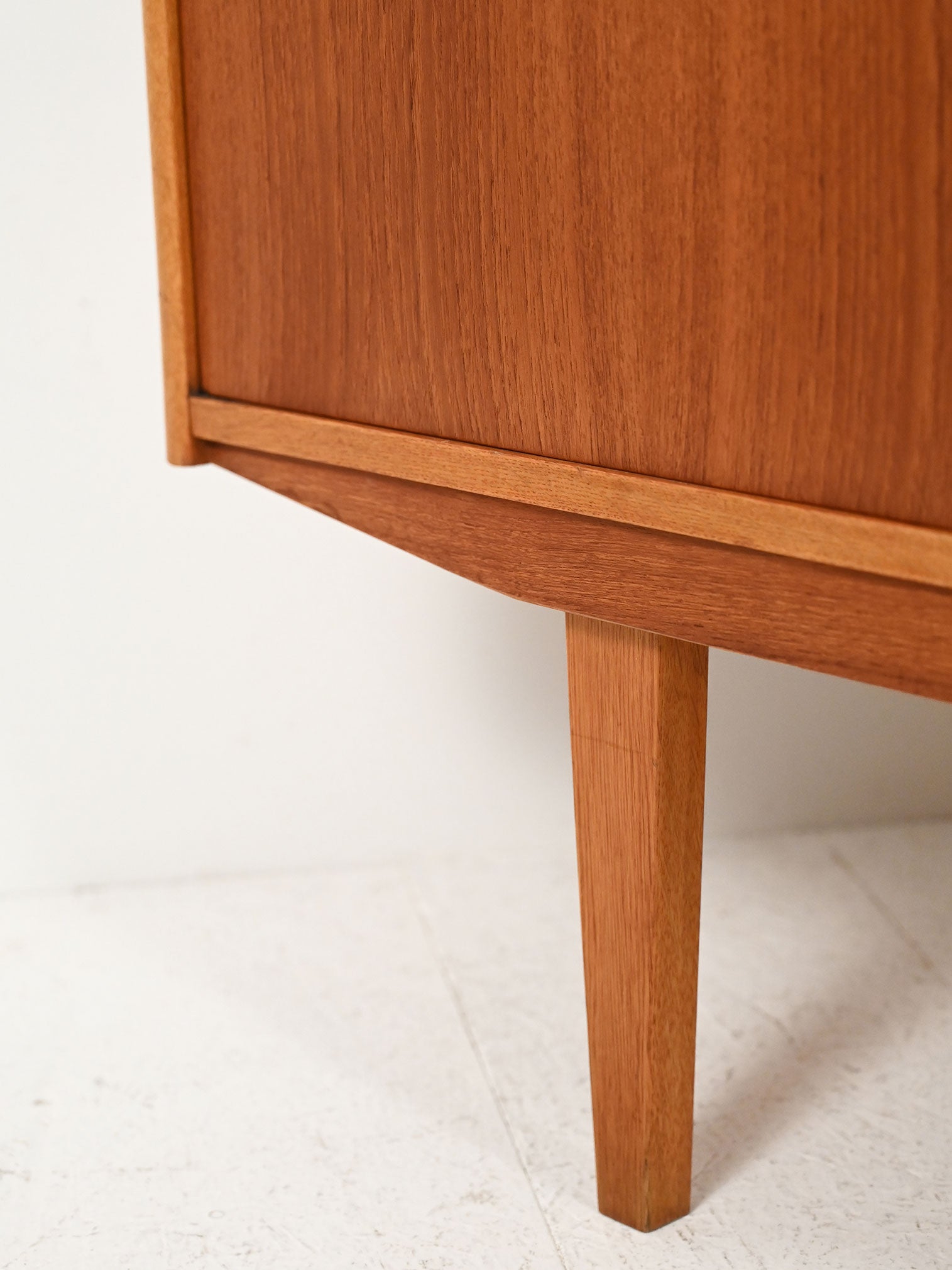 Sideboard scandinavo anni 60 dalle linee eleganti