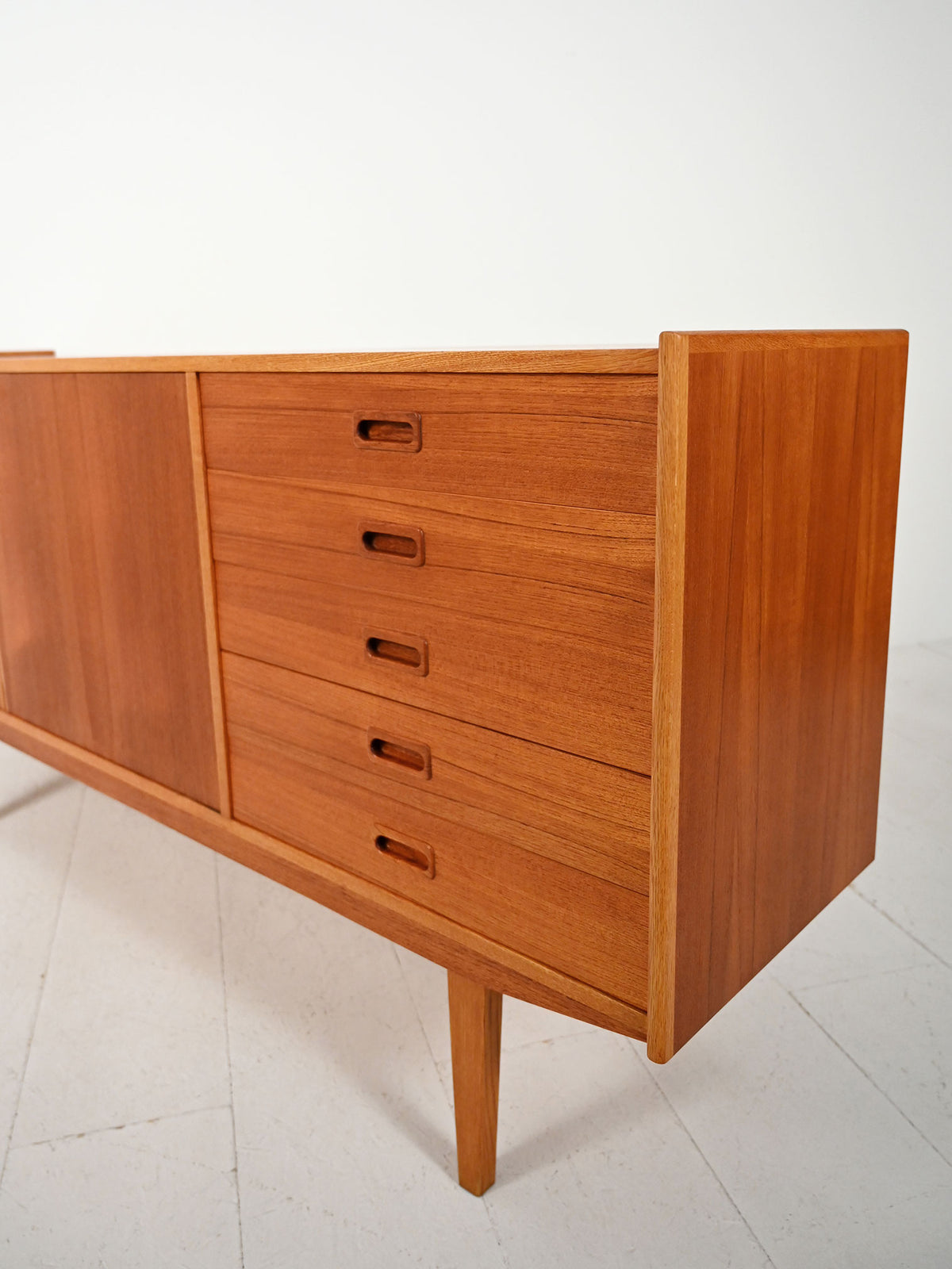 Sideboard scandinavo anni 60 dalle linee eleganti 11