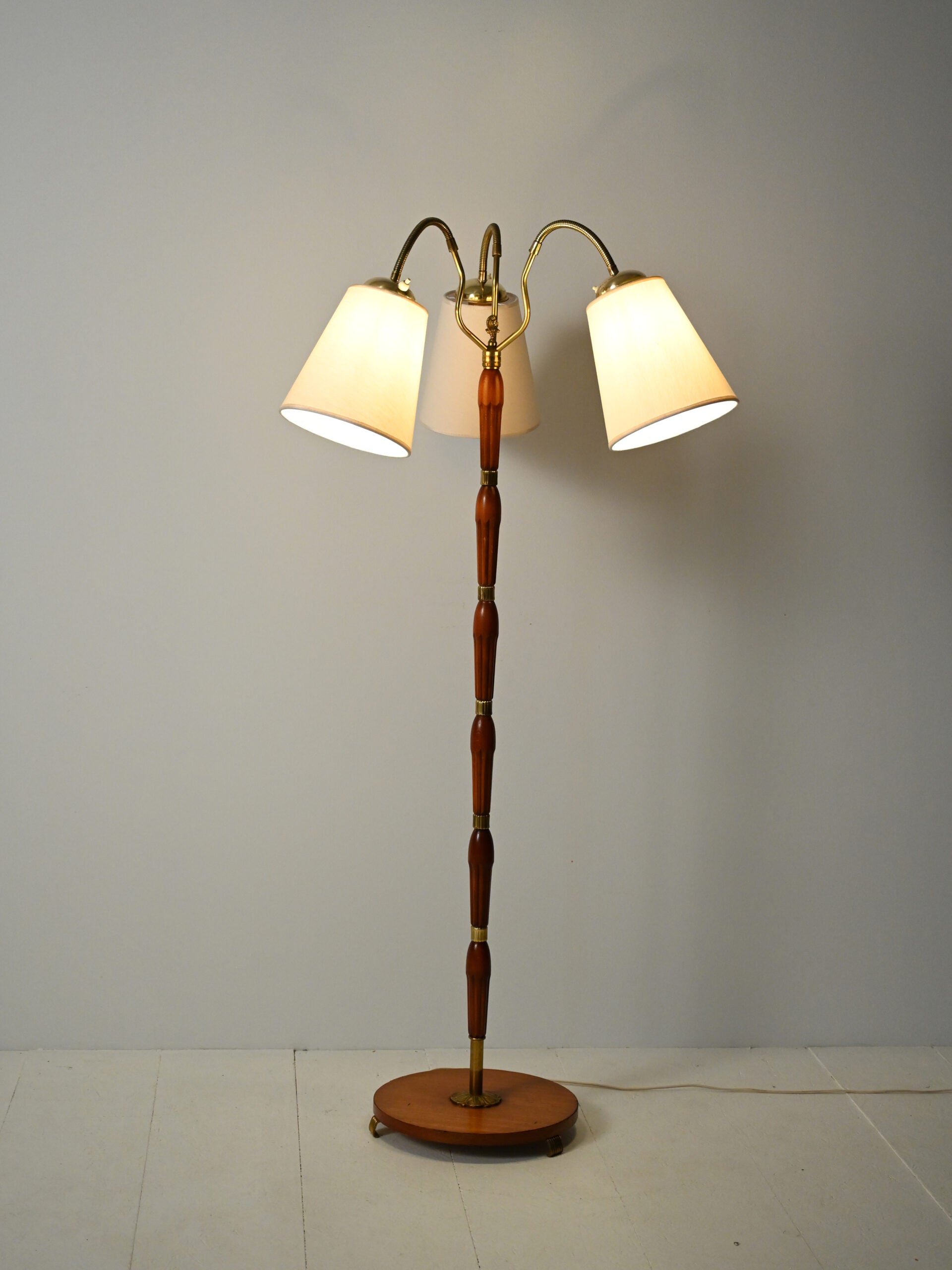 Lampada da terra scandinava a tre bracci in teak e ottone, anni 40–50 1