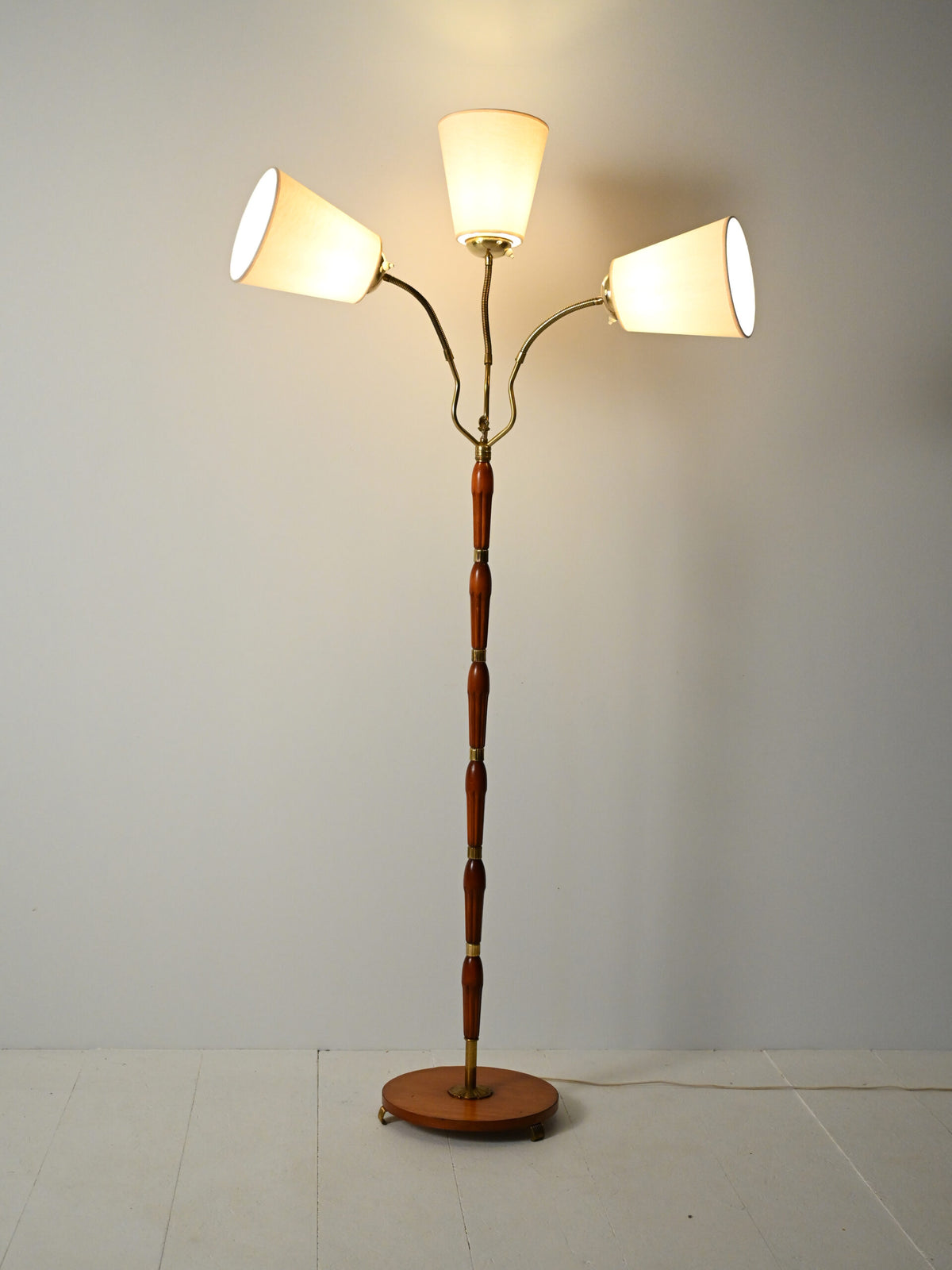Lampada da terra scandinava a tre bracci in teak e ottone, anni 40–50 4