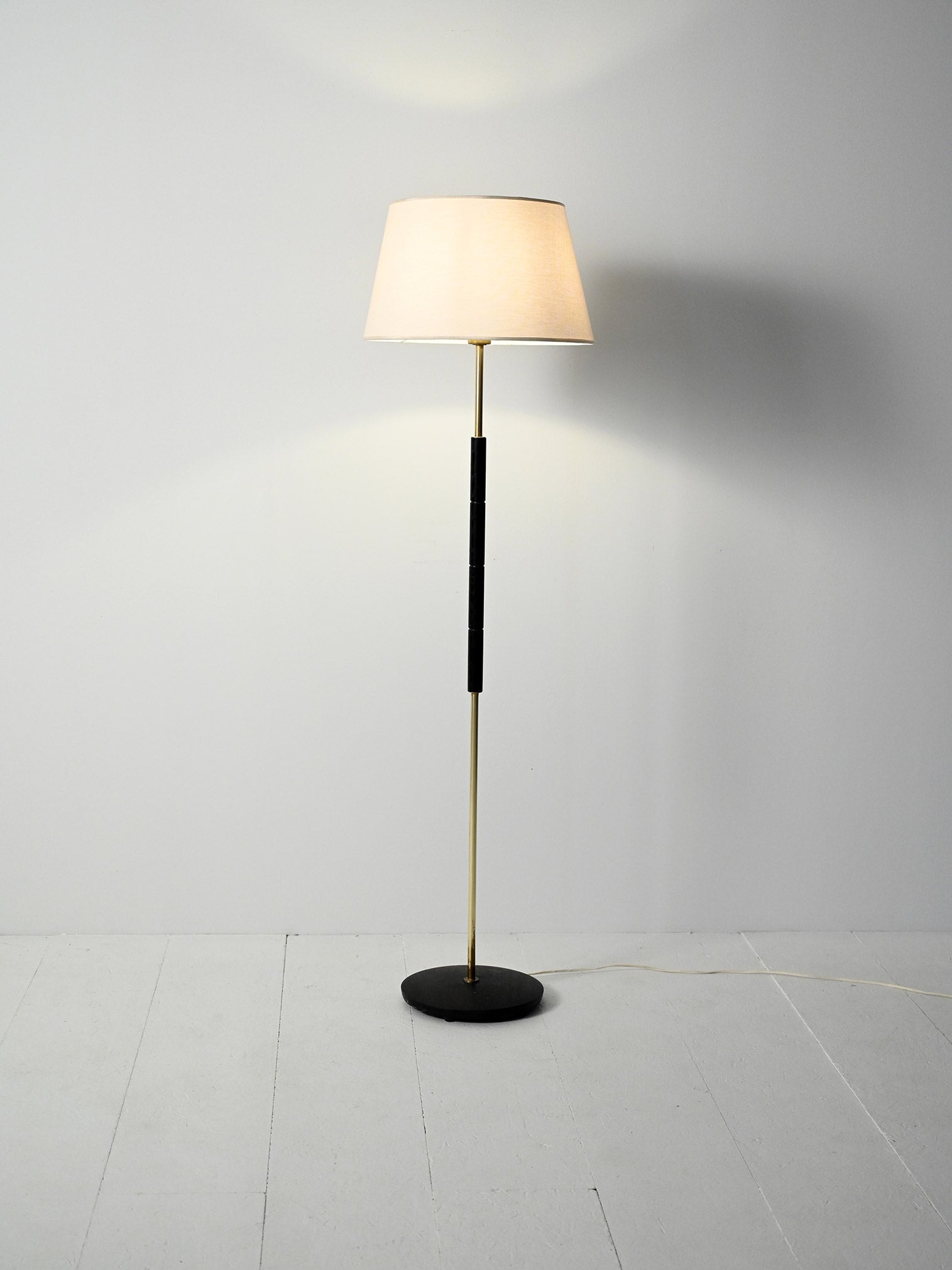 Lampada da terra scandinava in legno nero e ottone