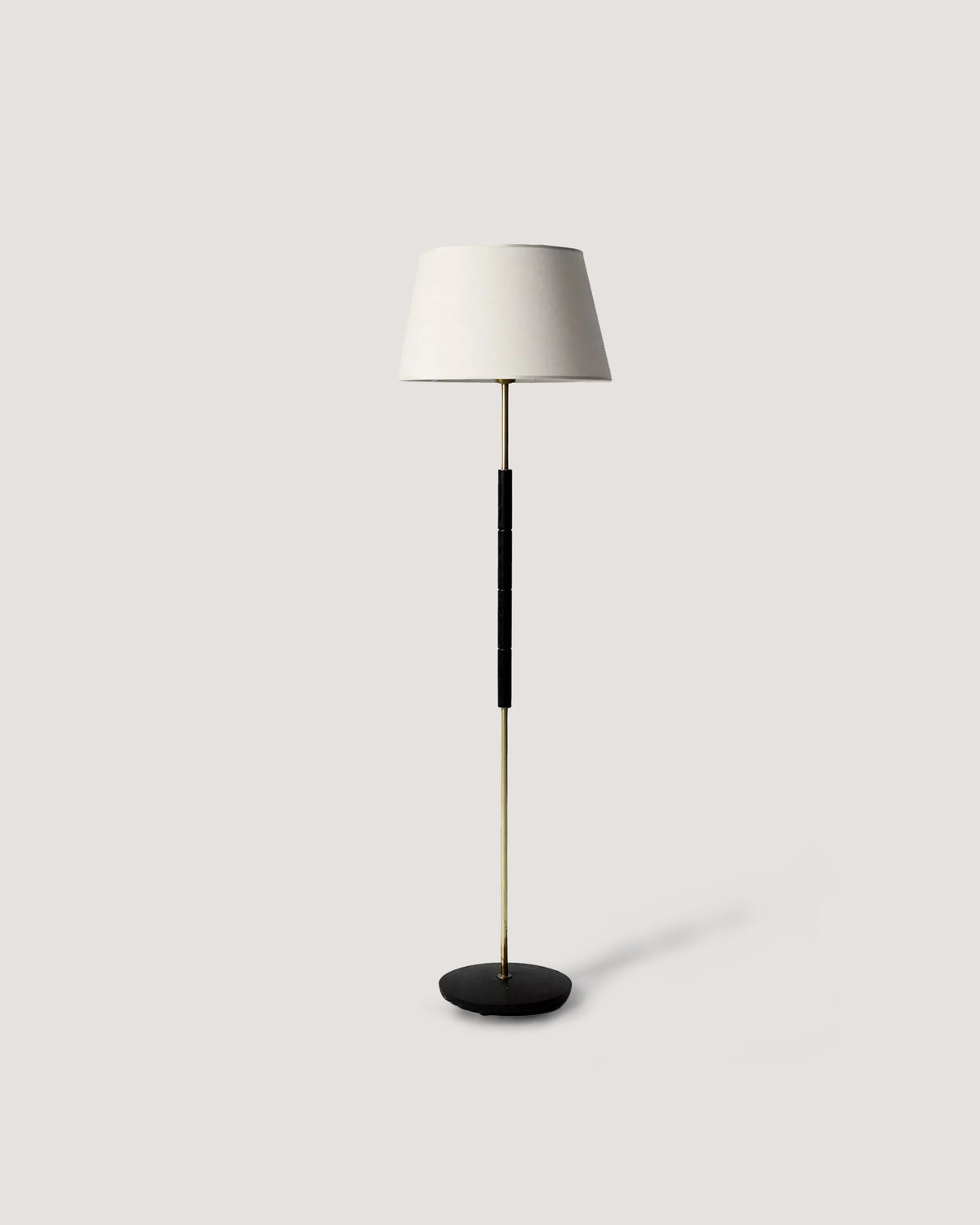 Lampada da terra scandinava in legno nero e ottone