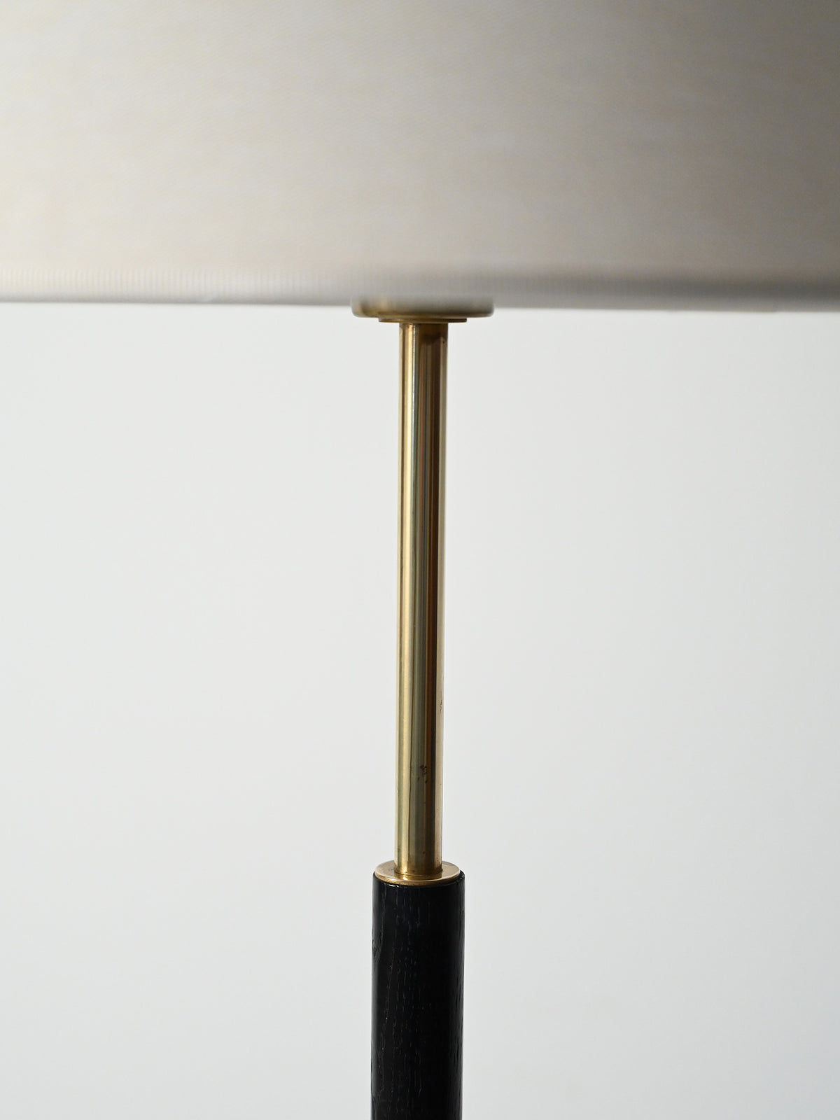 Lampada da terra scandinava in legno nero e ottone 6