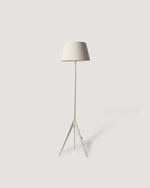 Lampada da terra tripode scandinava in legno laccato bianco
