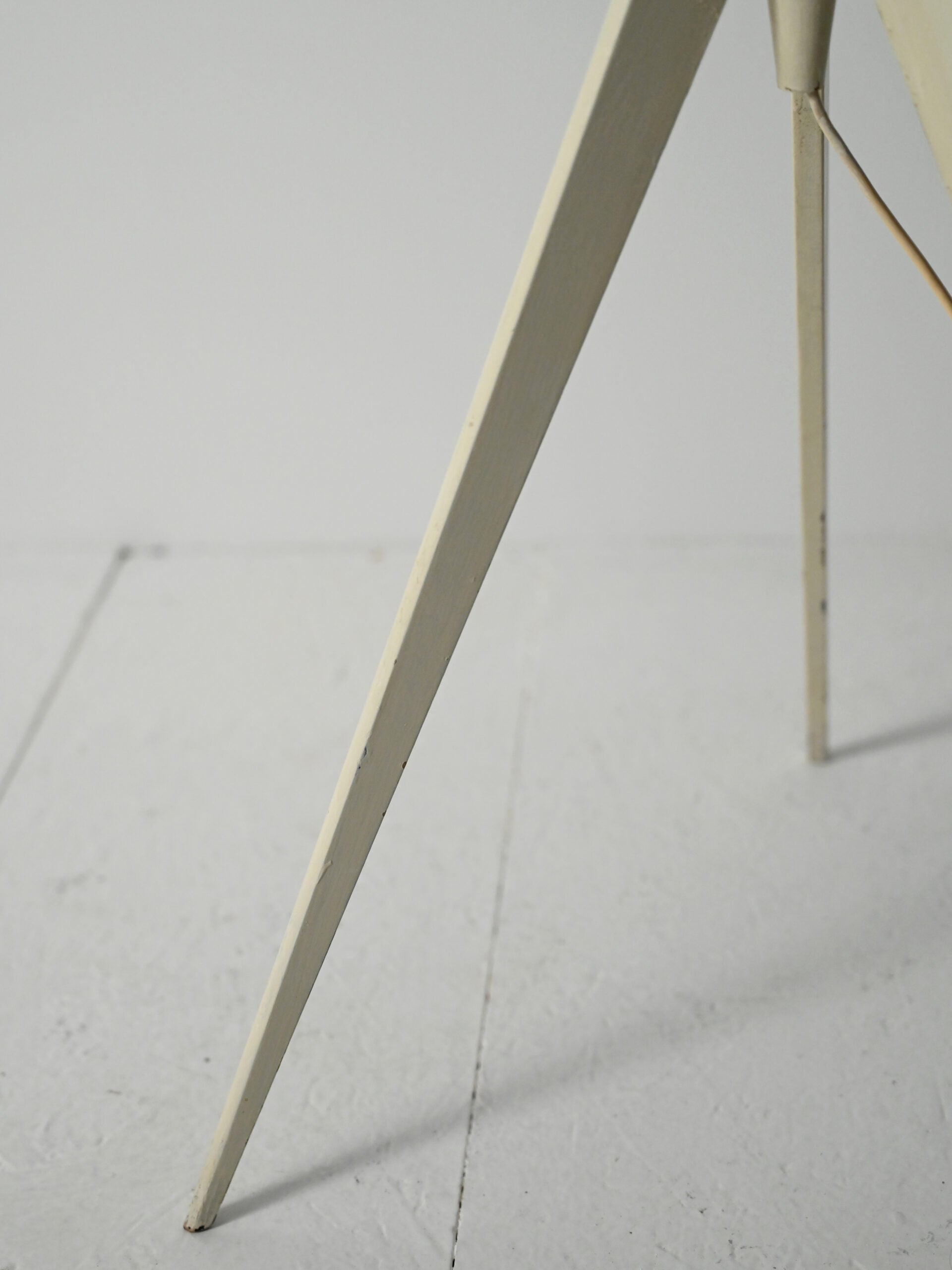 Lampada da terra tripode scandinava in legno laccato bianco 5