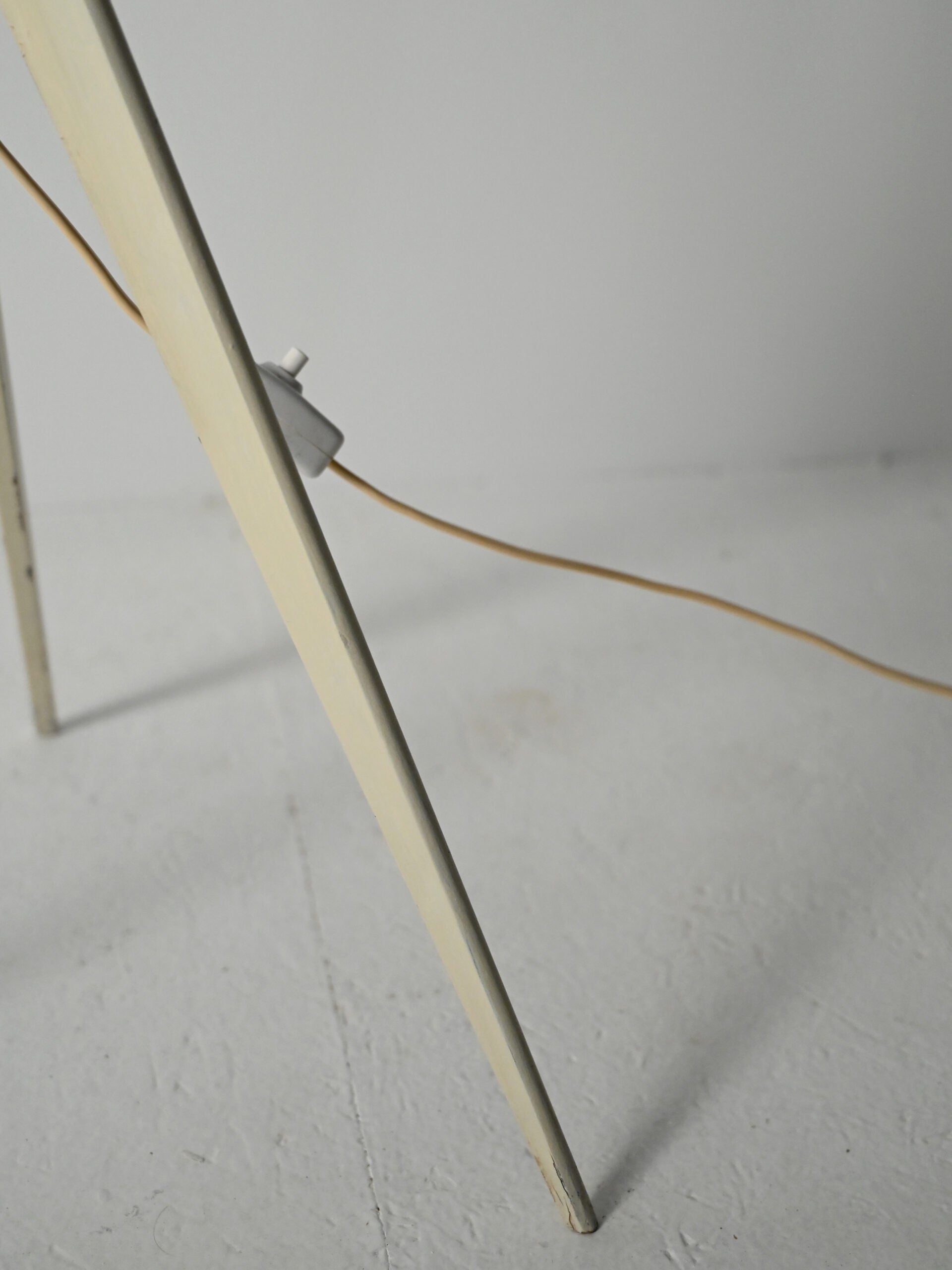 Lampada da terra tripode scandinava in legno laccato bianco 8