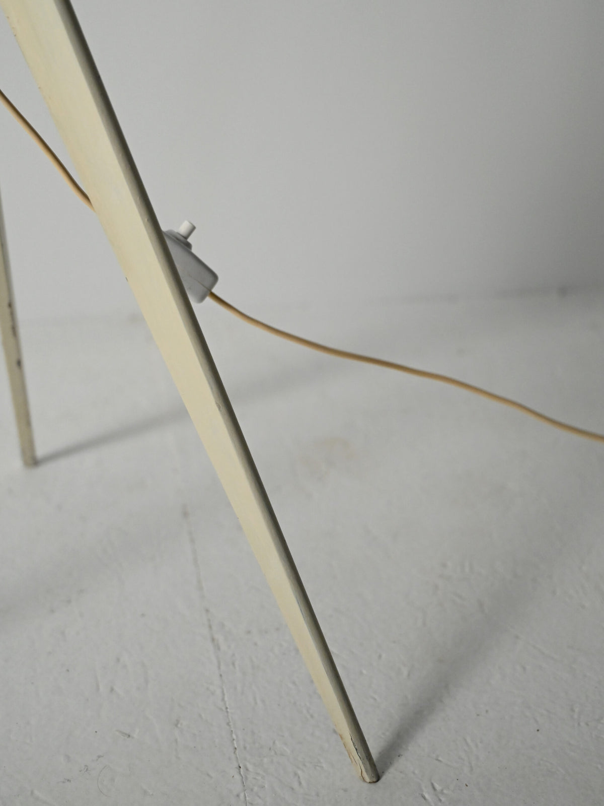 Lampada da terra tripode scandinava in legno laccato bianco 8