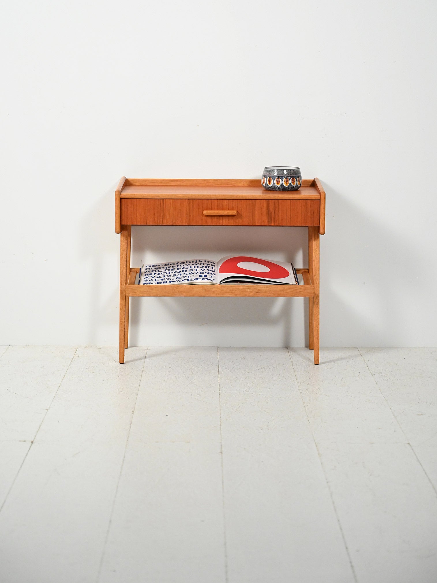 Comodino scandinavo con cassetto e portariviste