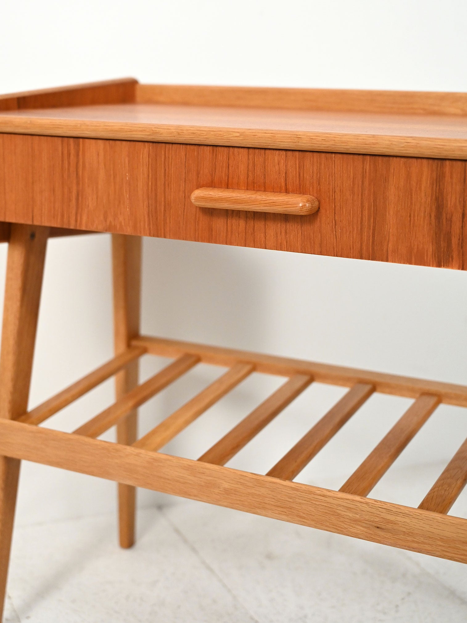 Comodino scandinavo con cassetto e portariviste 5