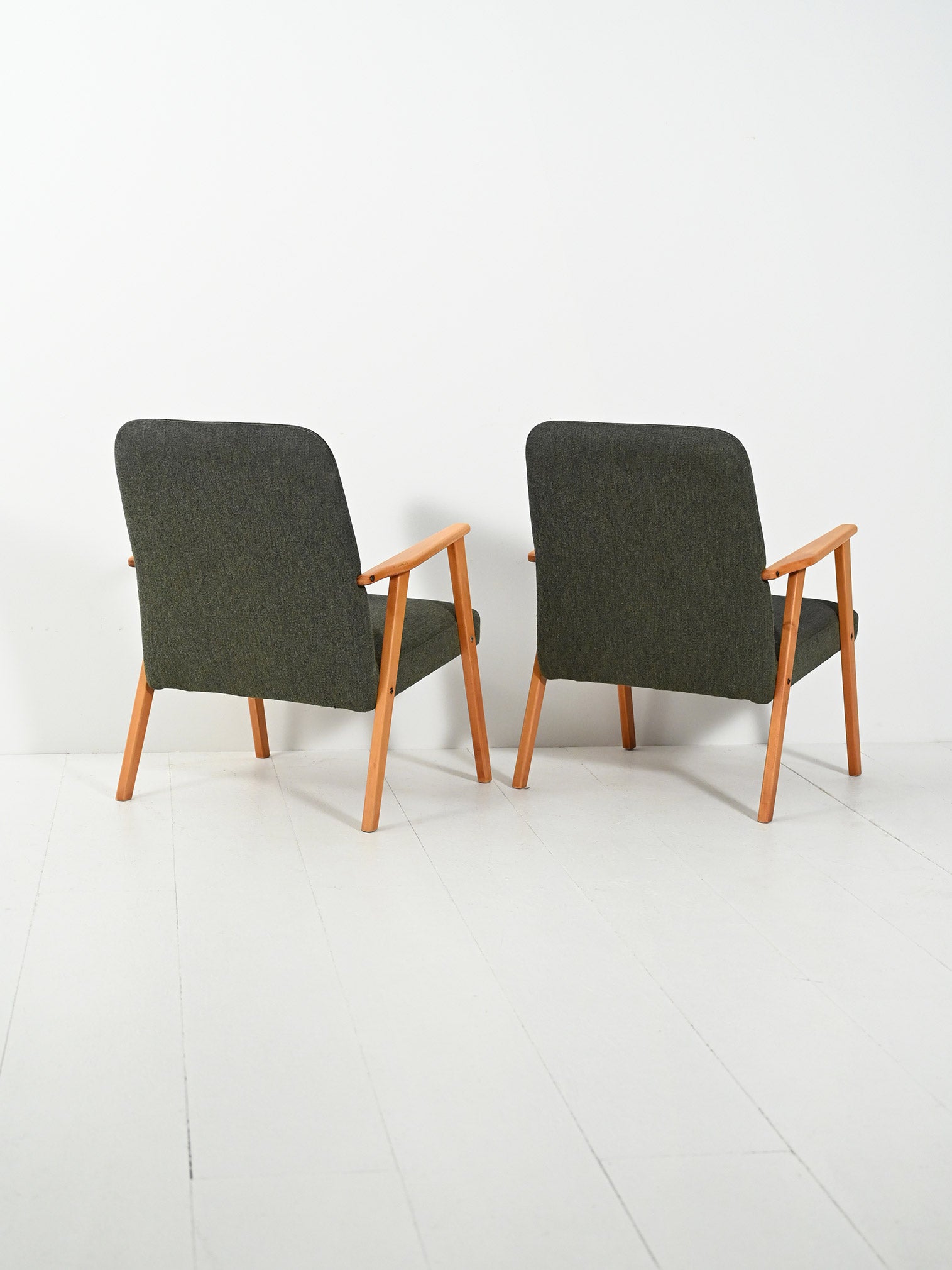 Coppia di Poltrone scandinave in faggio con tappezzeria grigia 4