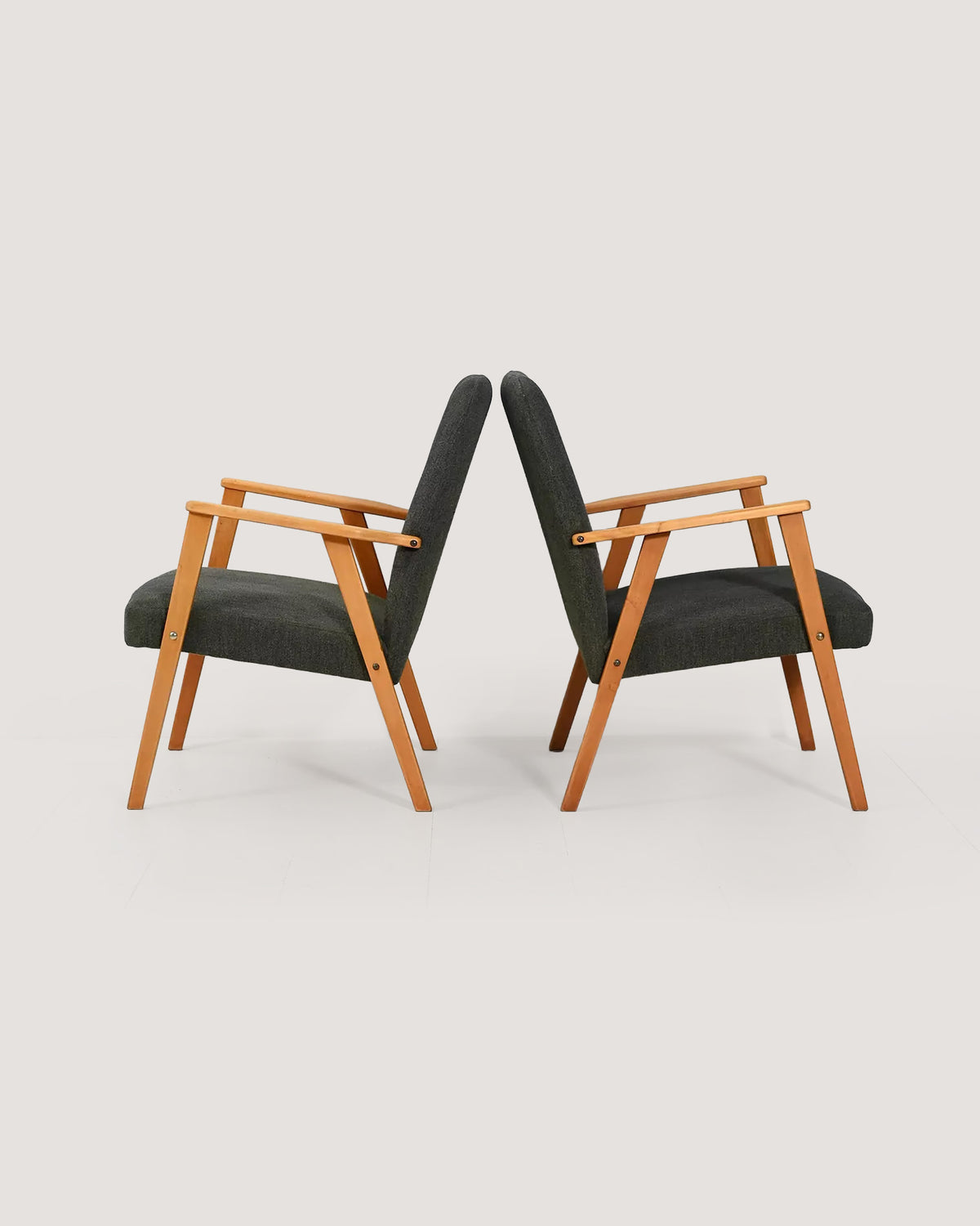 Coppia di Poltrone scandinave in faggio con tappezzeria grigia