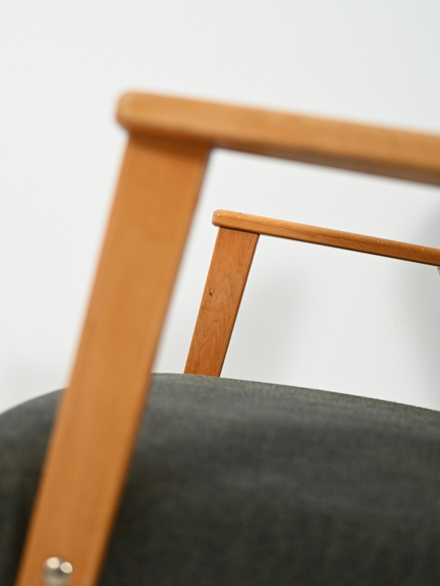 Coppia di Poltrone scandinave in faggio con tappezzeria grigia 10