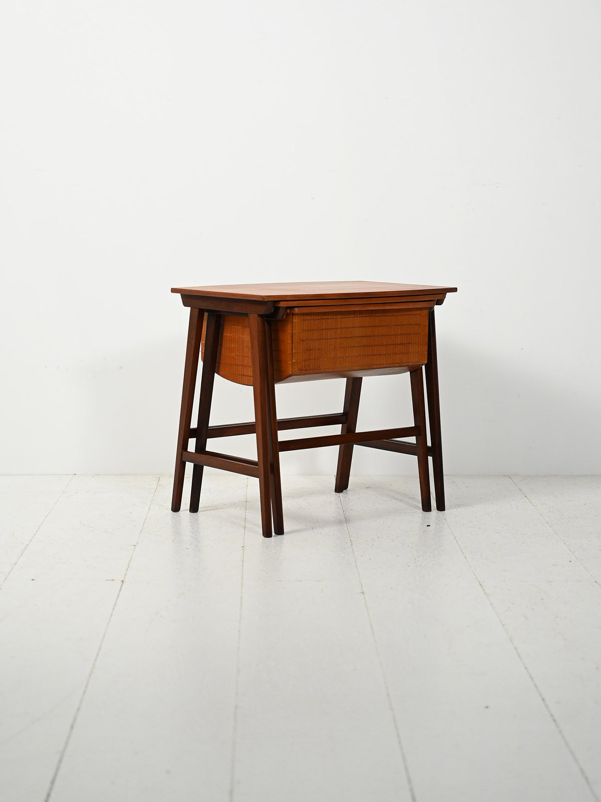 Coppia di coffee table scandinavi ad incastro con porta lana 4